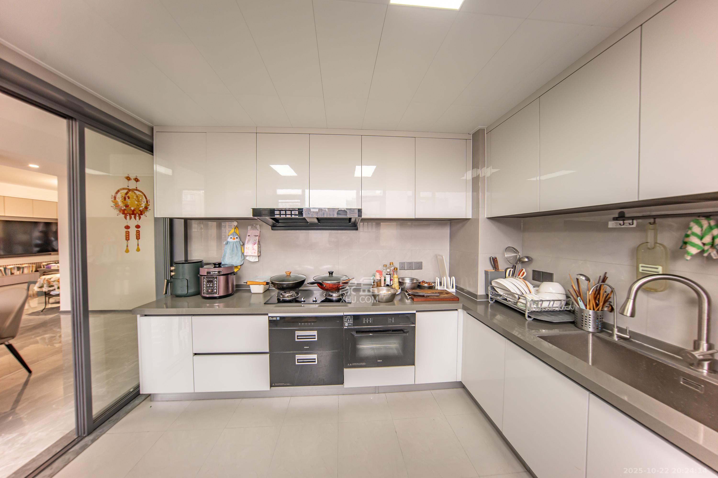 中海国际一期 4室2厅2卫 148.0万 中海国际一期 4室2厅2卫 148.0万厨房