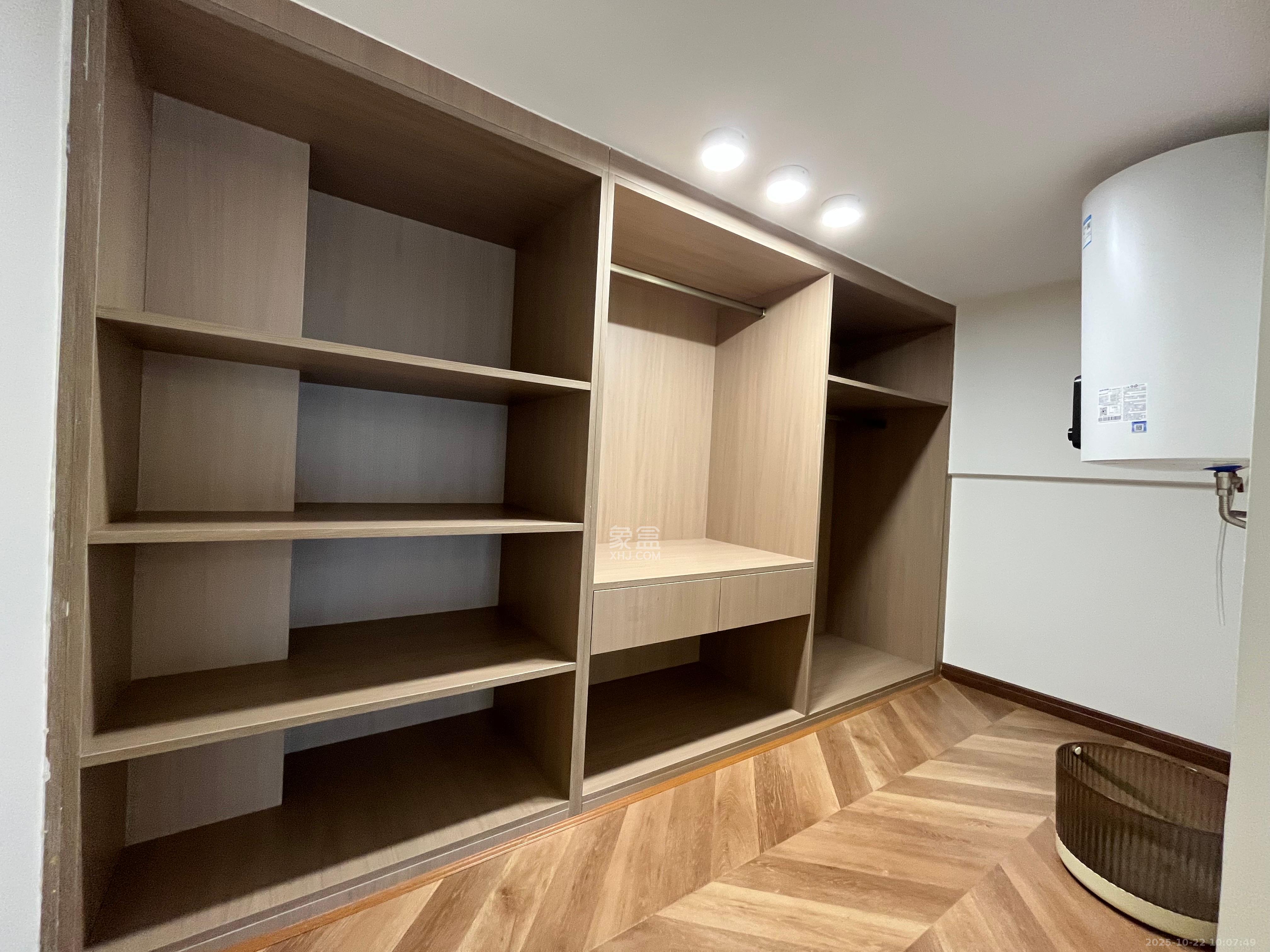 保利天禧EF区  1室2厅1卫    2500.0元/月室内图