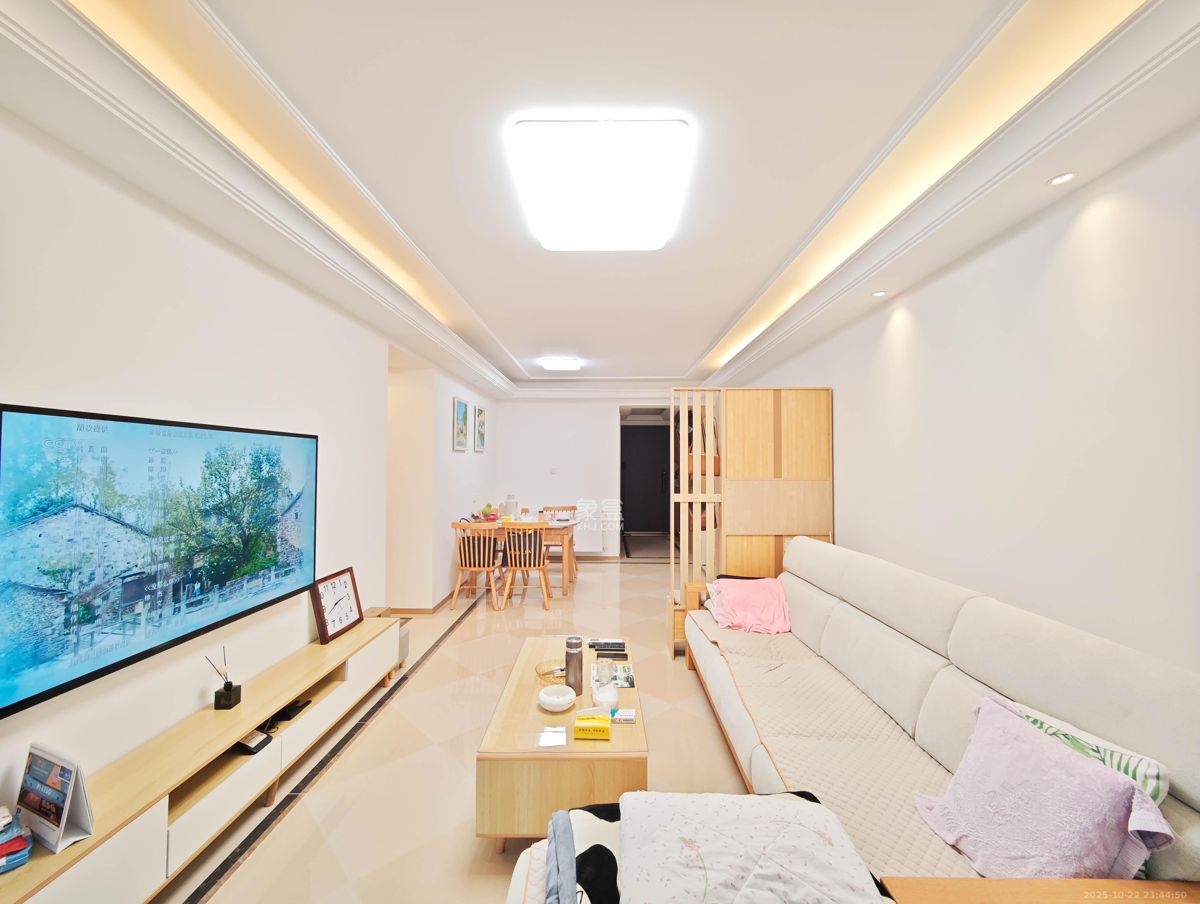 金科集美天辰  3室2厅2卫    111.0万 金科集美天辰  3室2厅2卫    111.0万客厅