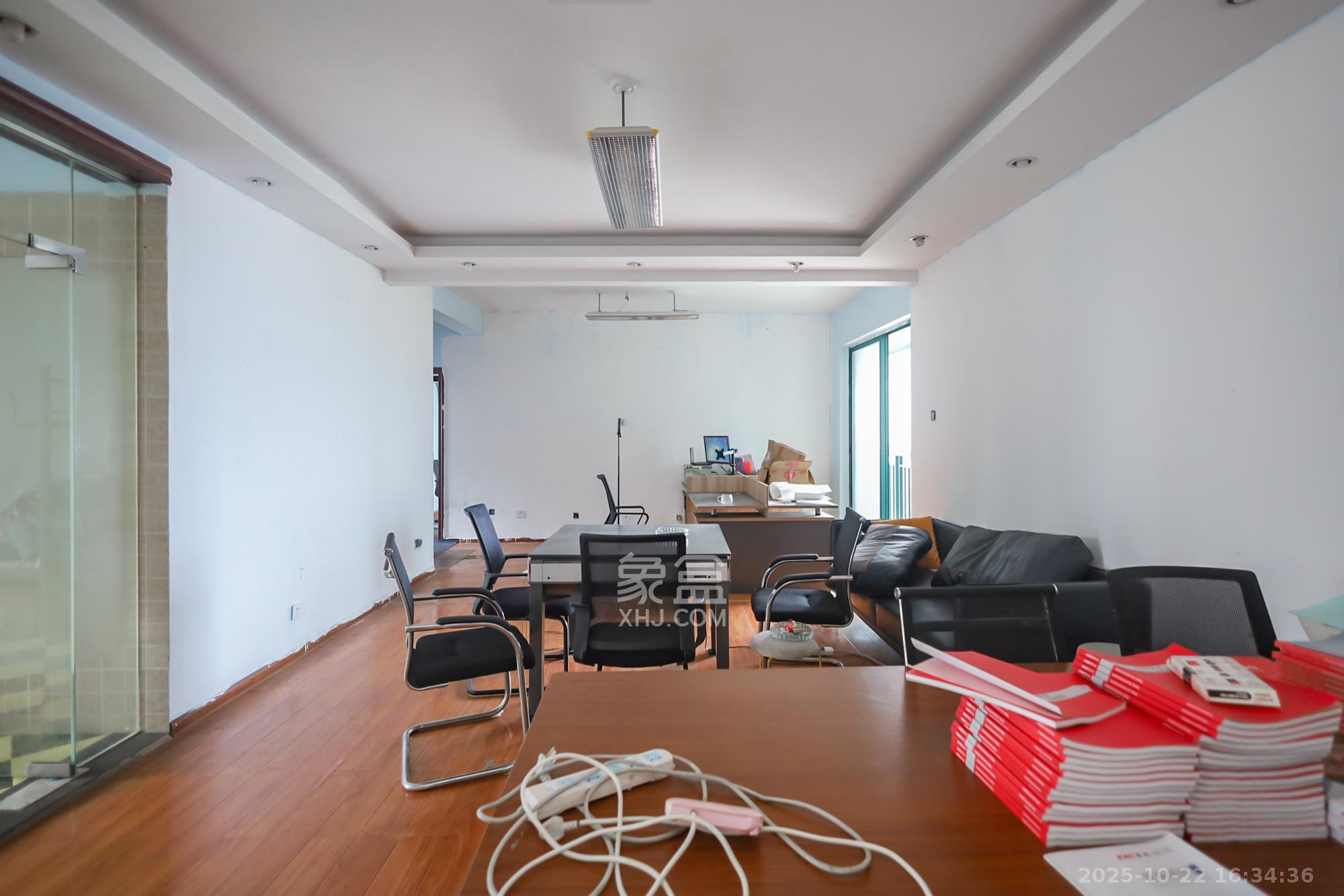 滨江金座  3室2厅2卫    148.0万 滨江金座  3室2厅2卫    148.0万客厅