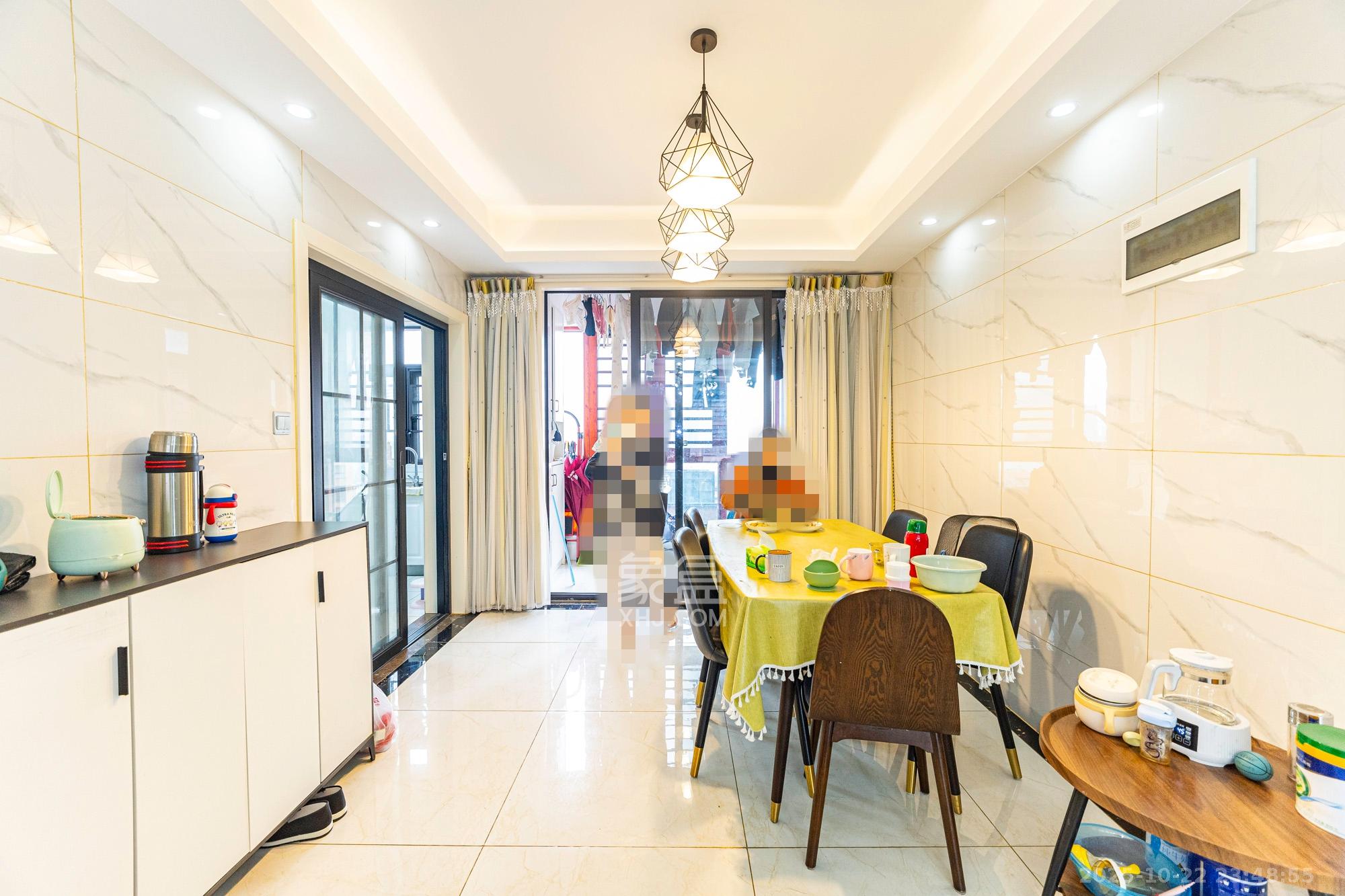 未来漫城  4室2厅2卫    136.0万客厅