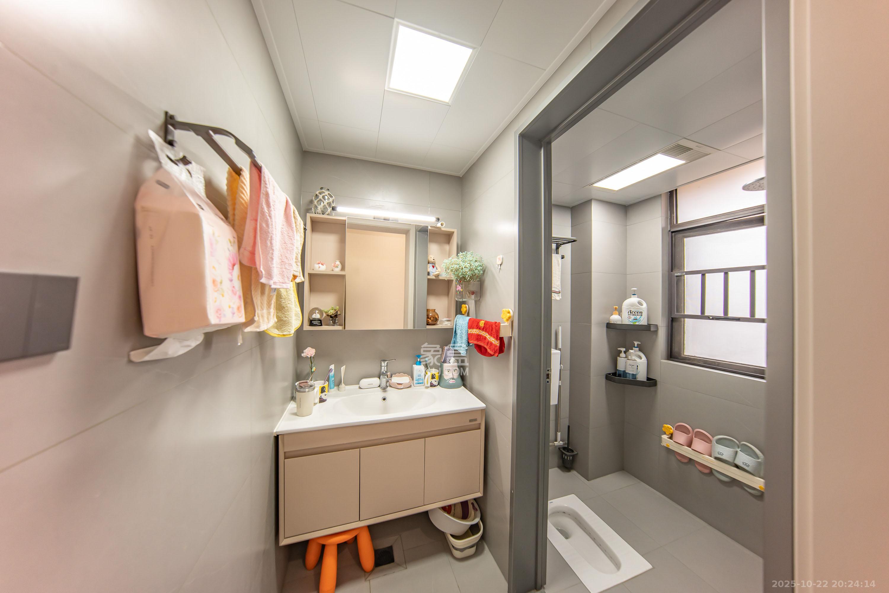 中海国际一期  4室2厅2卫    148.0万卫生间