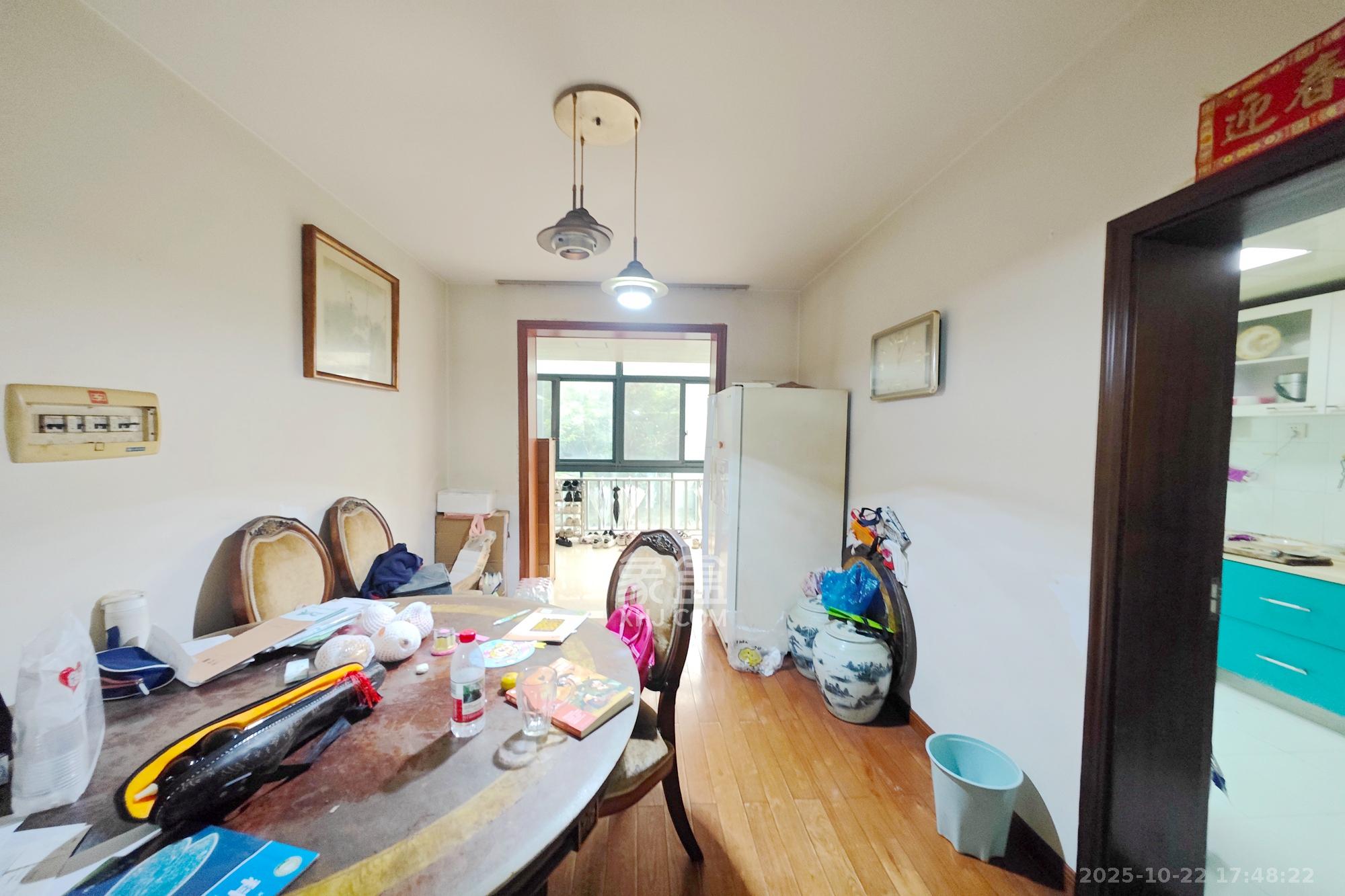 新华园  3室2厅2卫    90.0万 新华园  3室2厅2卫    90.0万客厅