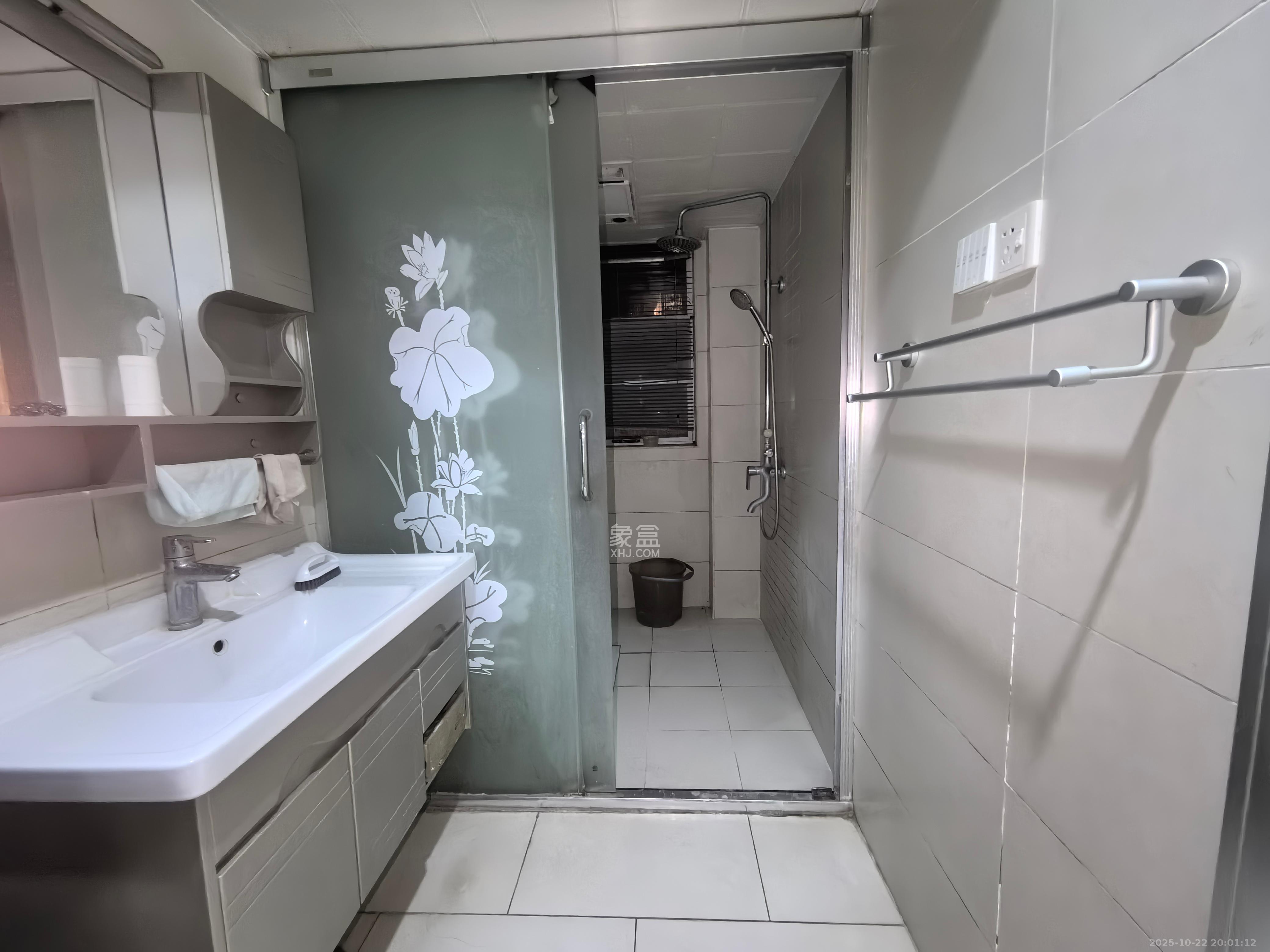 山水庭院  3室2厅1卫    1800.0元/月室内图