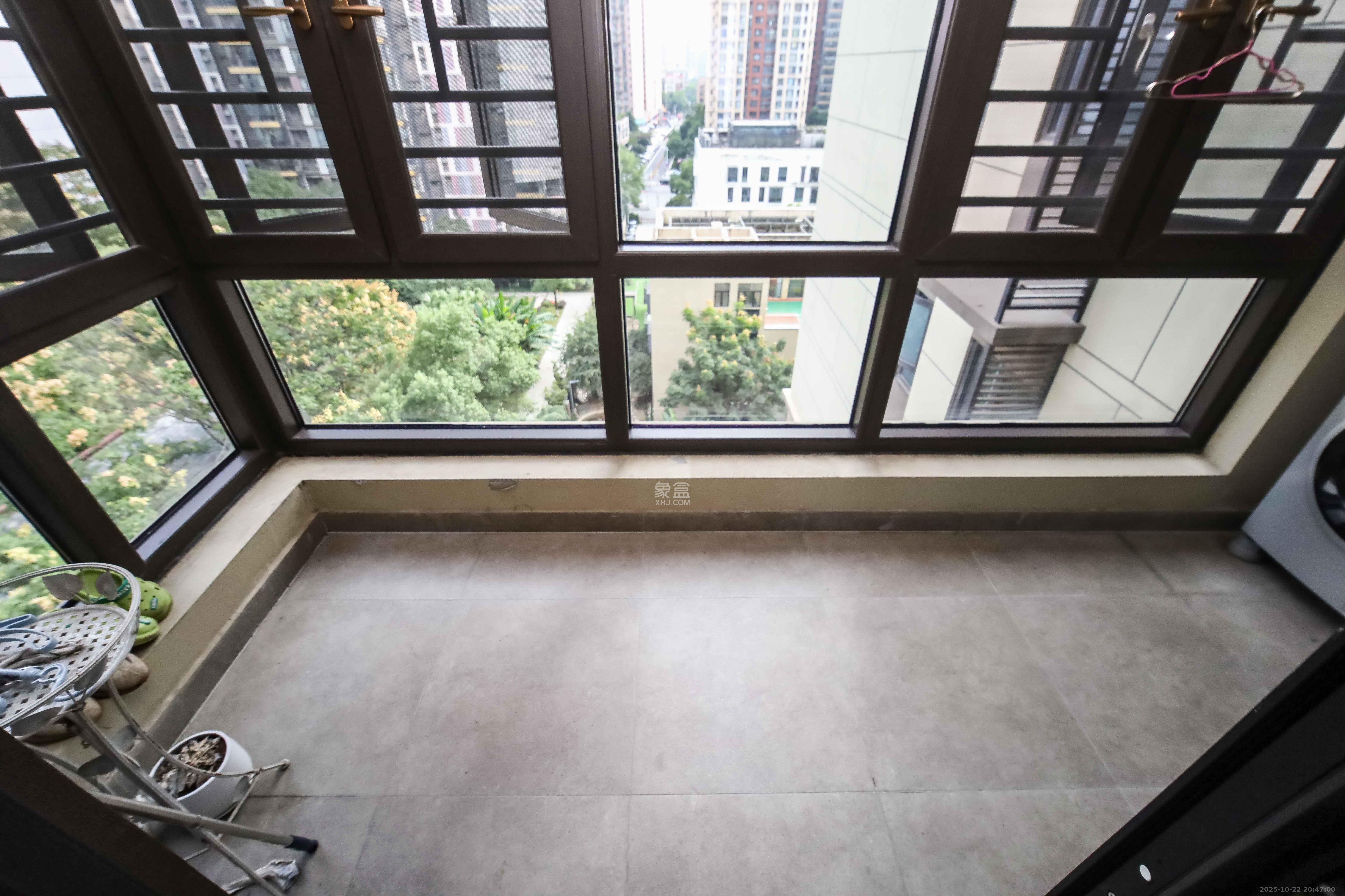 万科金域蓝湾  4室2厅2卫    198.0万阳台