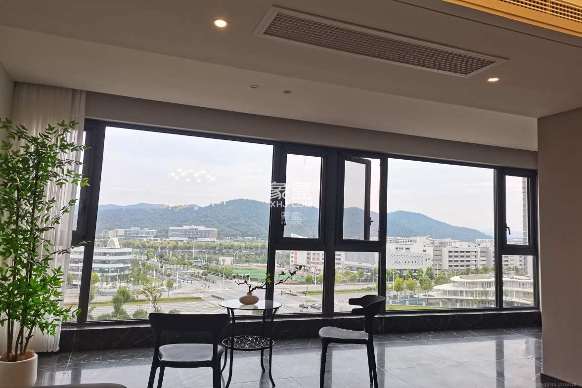 绿地麓云国际二期  5室2厅2卫    6500.0元/月 绿地麓云国际二期  5室2厅2卫    6500.0元/月室内图