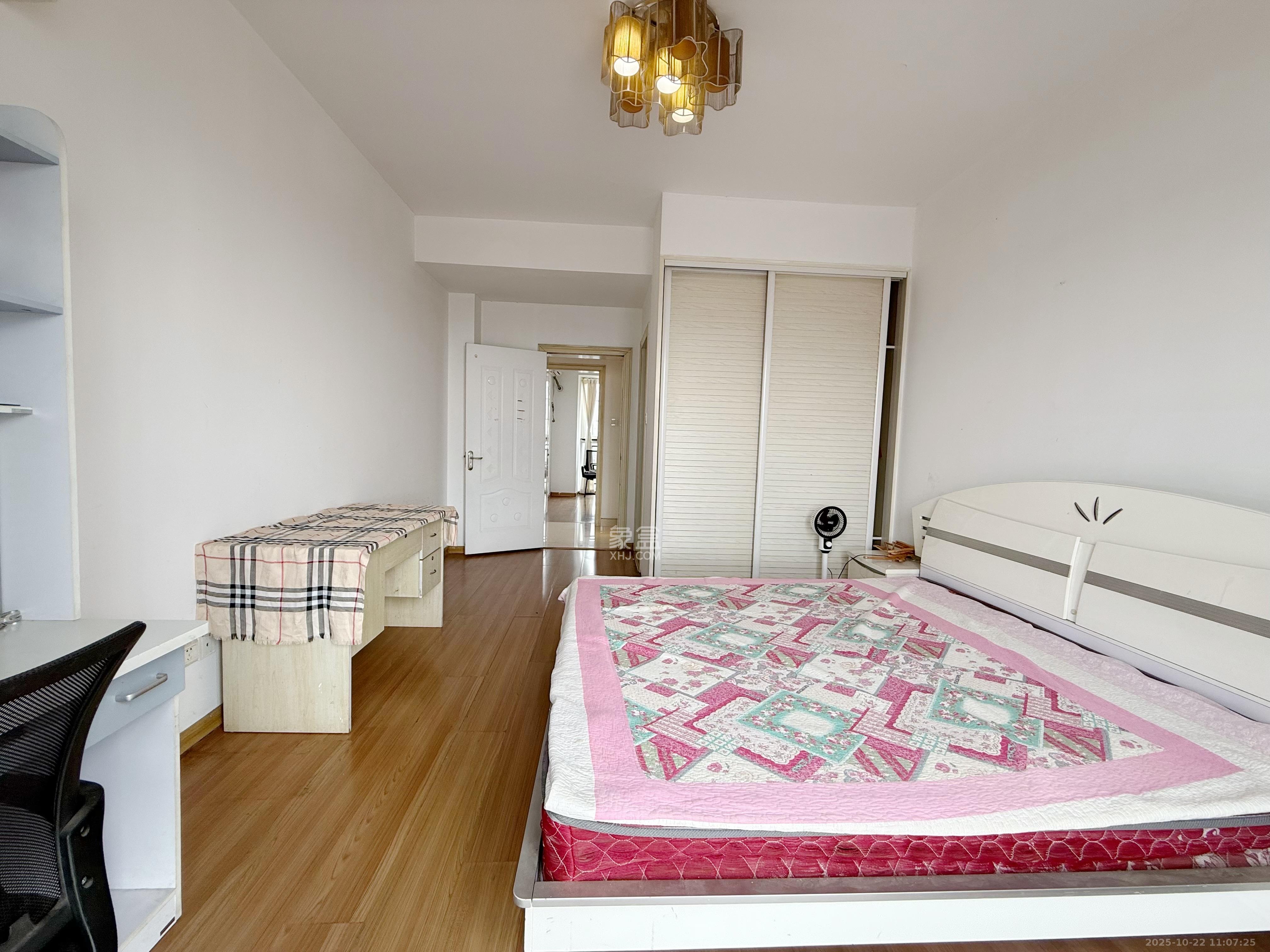 幸福洋房  3室2厅2卫    1800.0元/月室内图