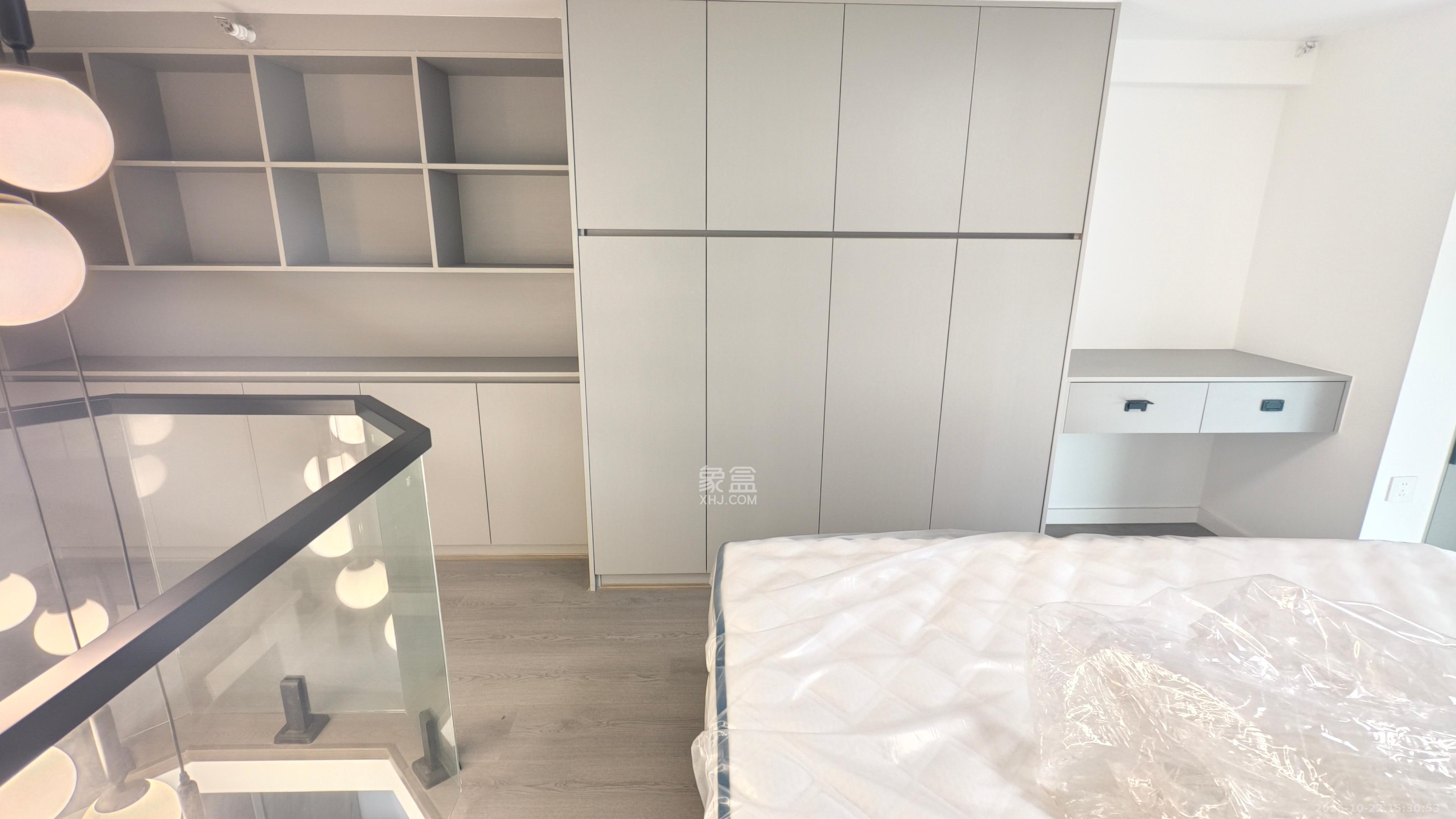 绿地V岛  1室1厅1卫    2400.0元/月室内图