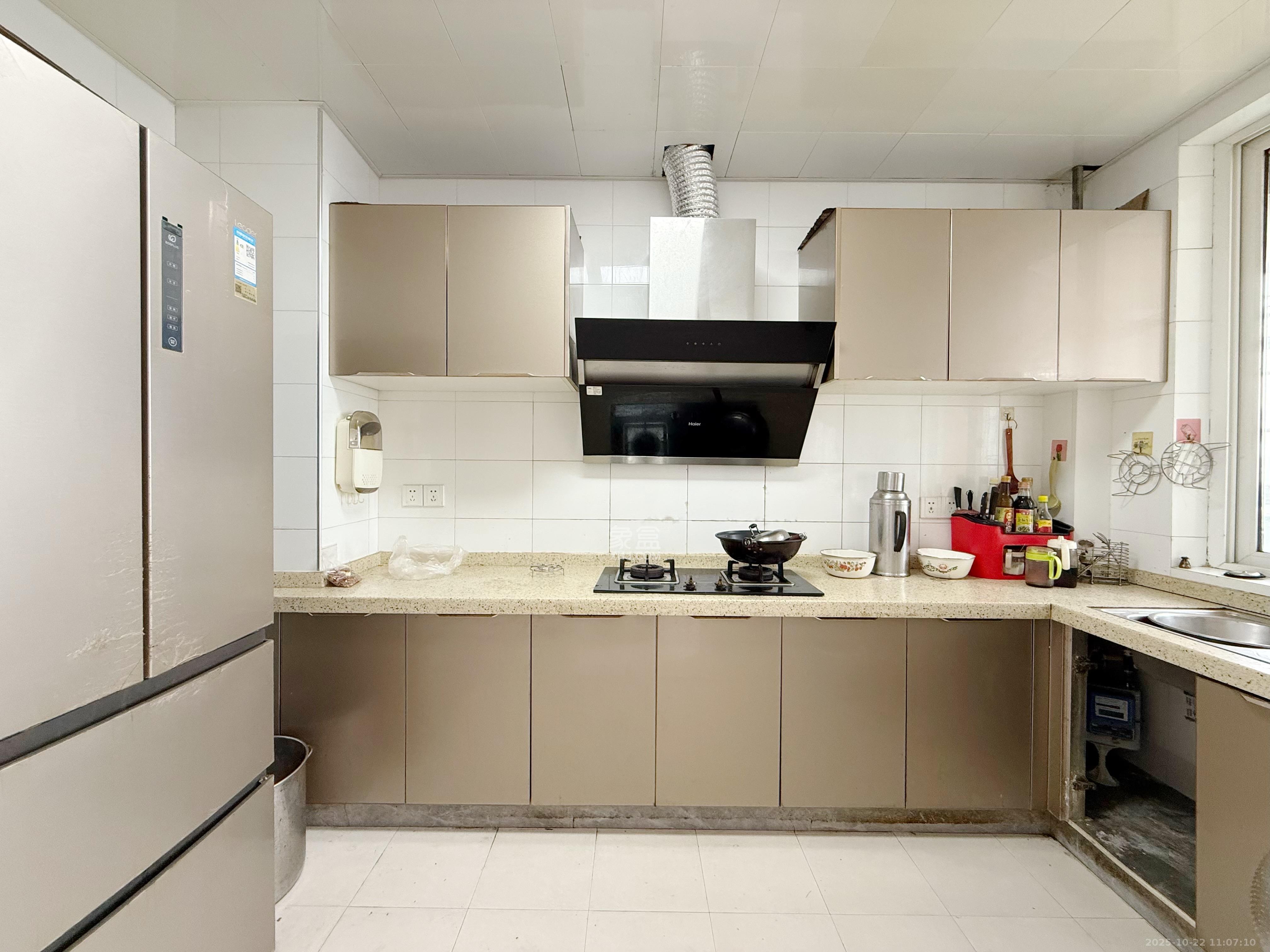 幸福洋房  3室2厅2卫    1800.0元/月室内图