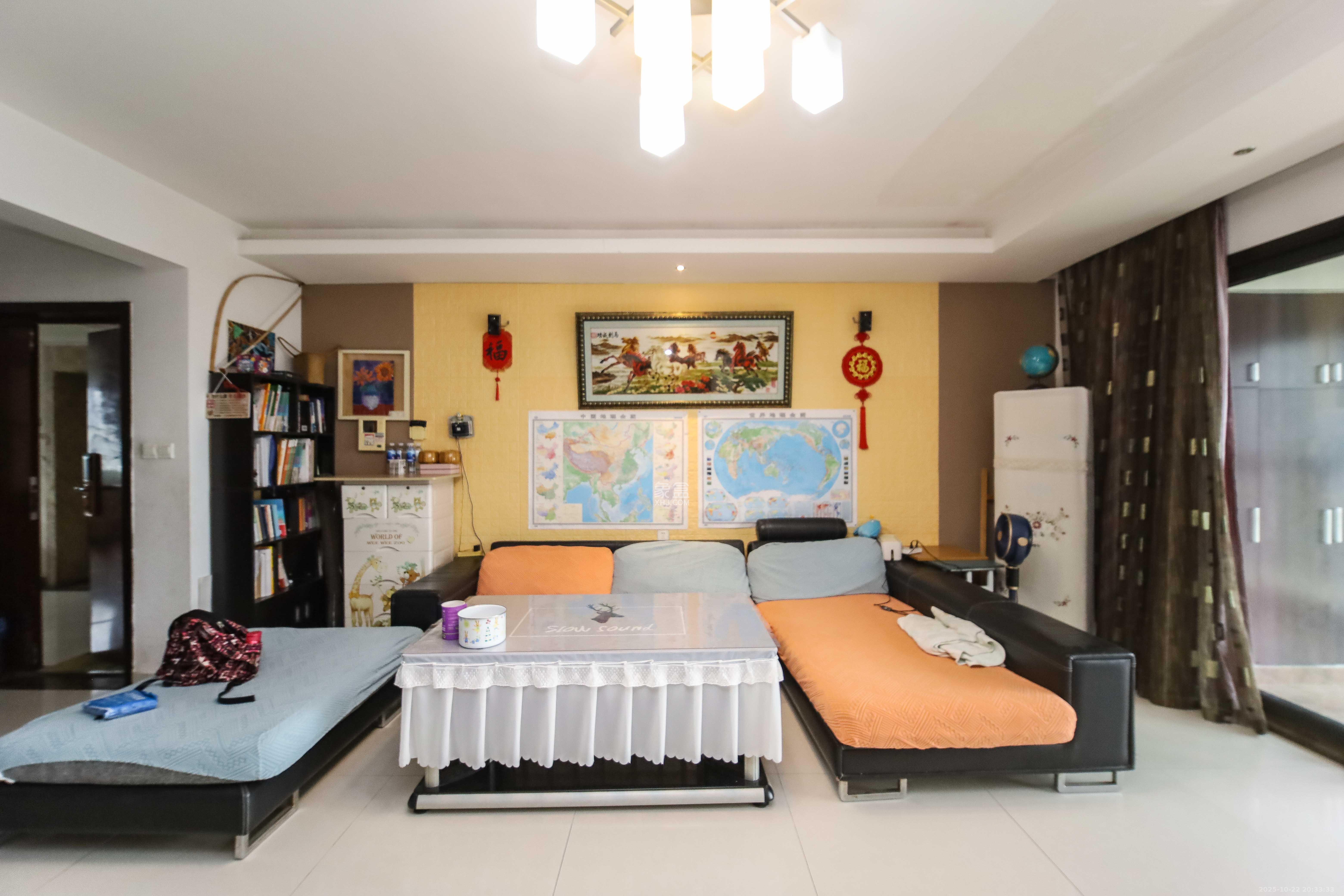 西街花园  4室2厅2卫    220.0万客厅