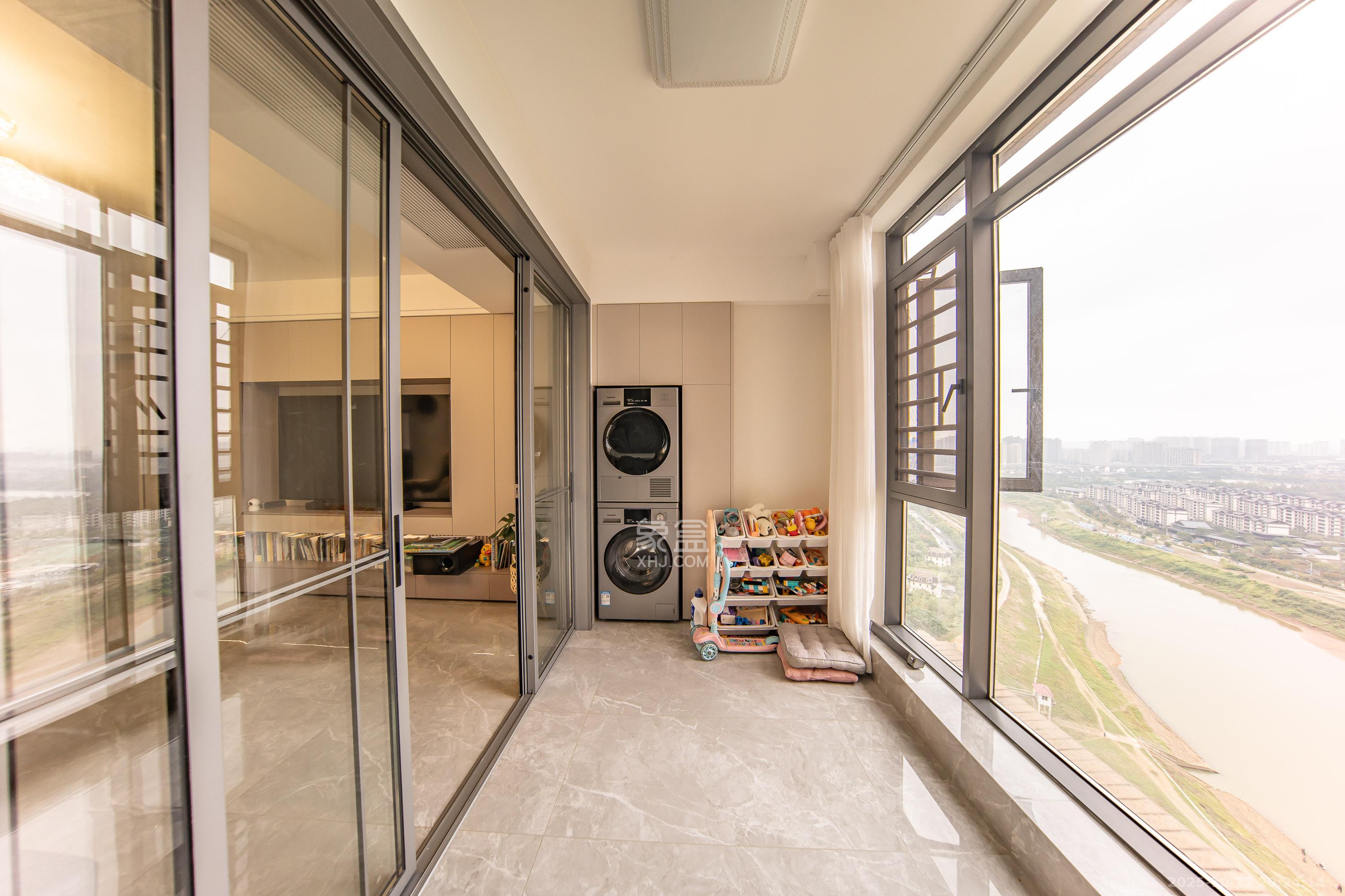 中海国际一期  4室2厅2卫    148.0万阳台