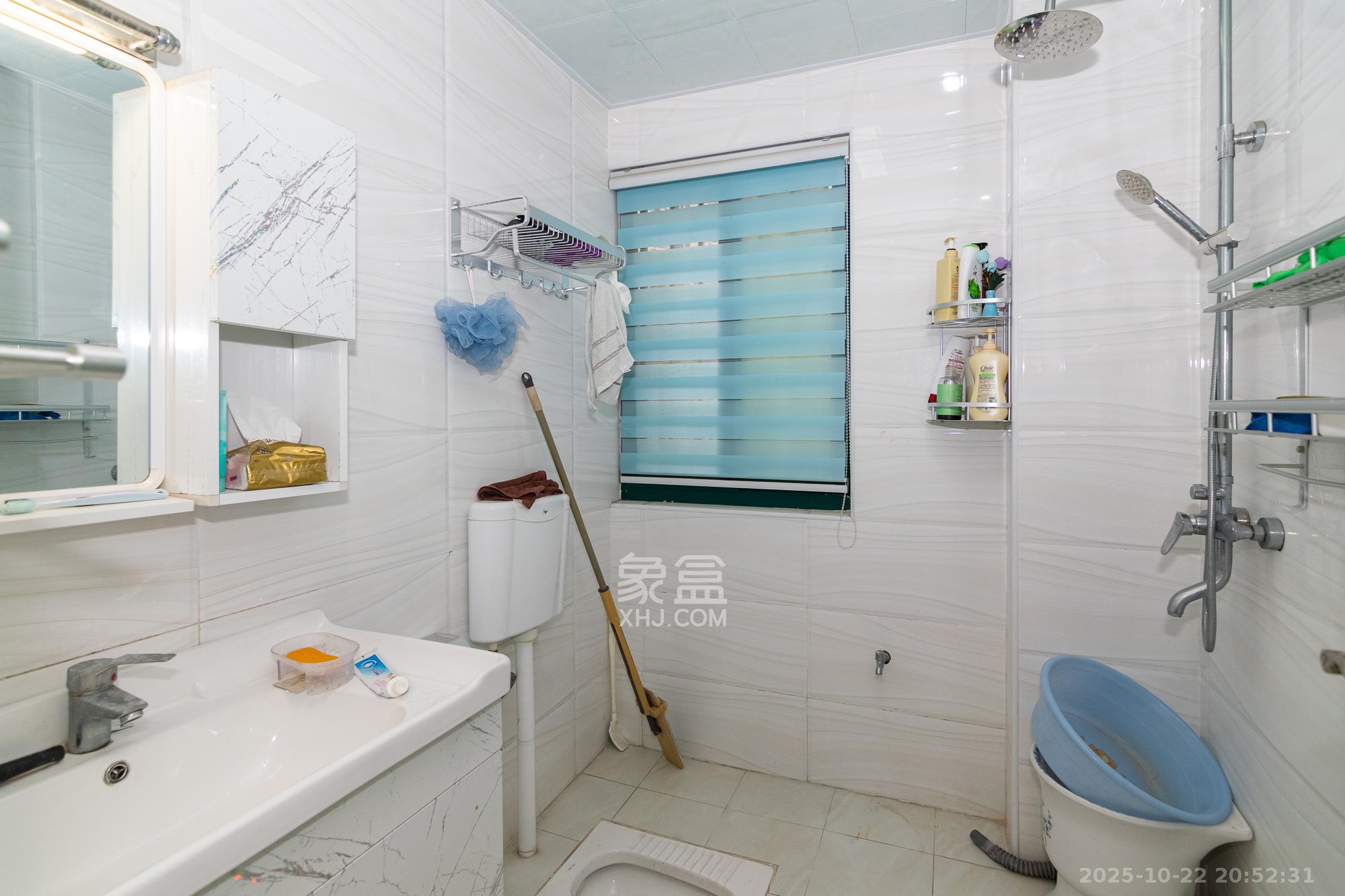 富基世纪公园  3室2厅2卫    65.0万卫生间