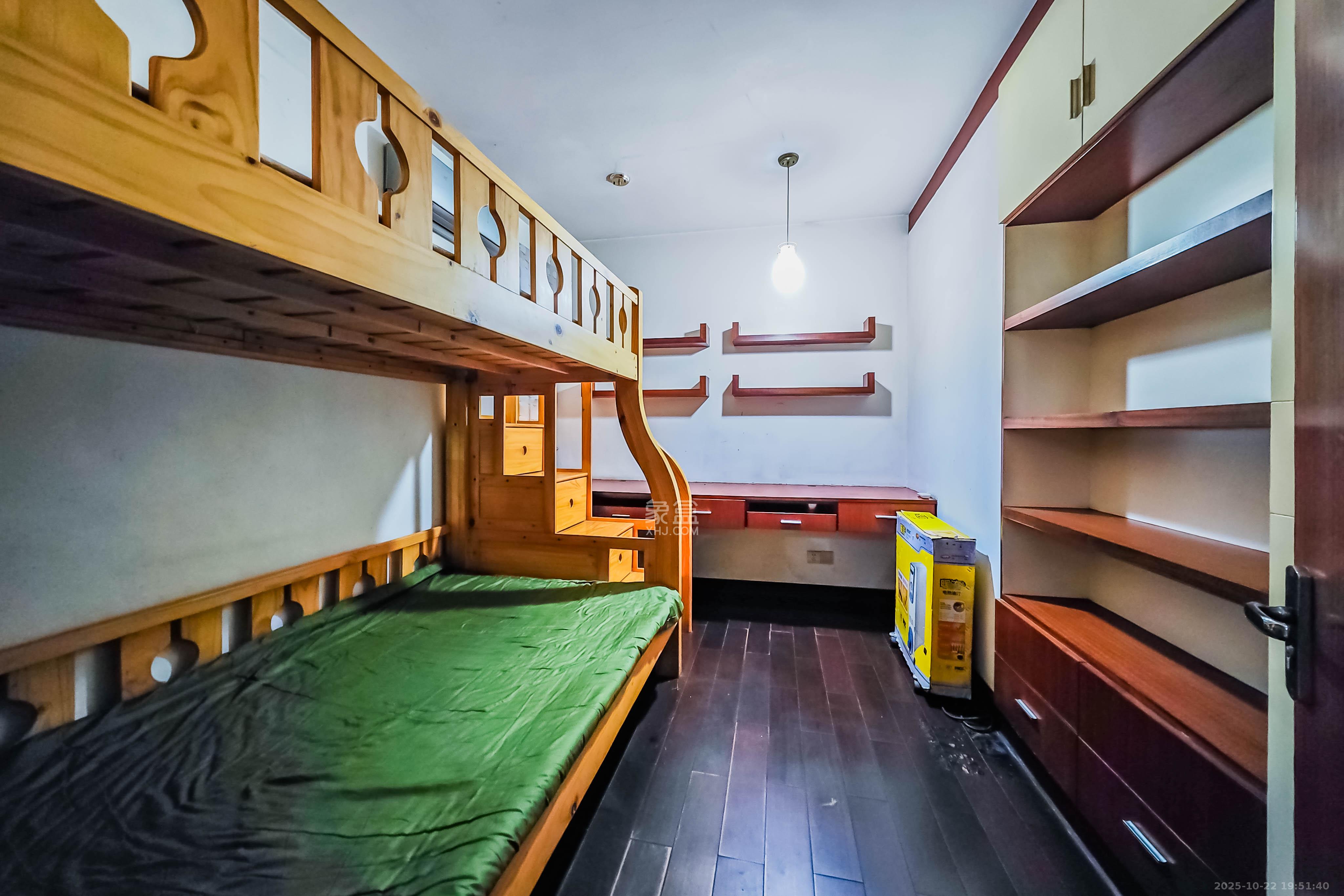 新星小区  3室2厅2卫    82.0万卧室