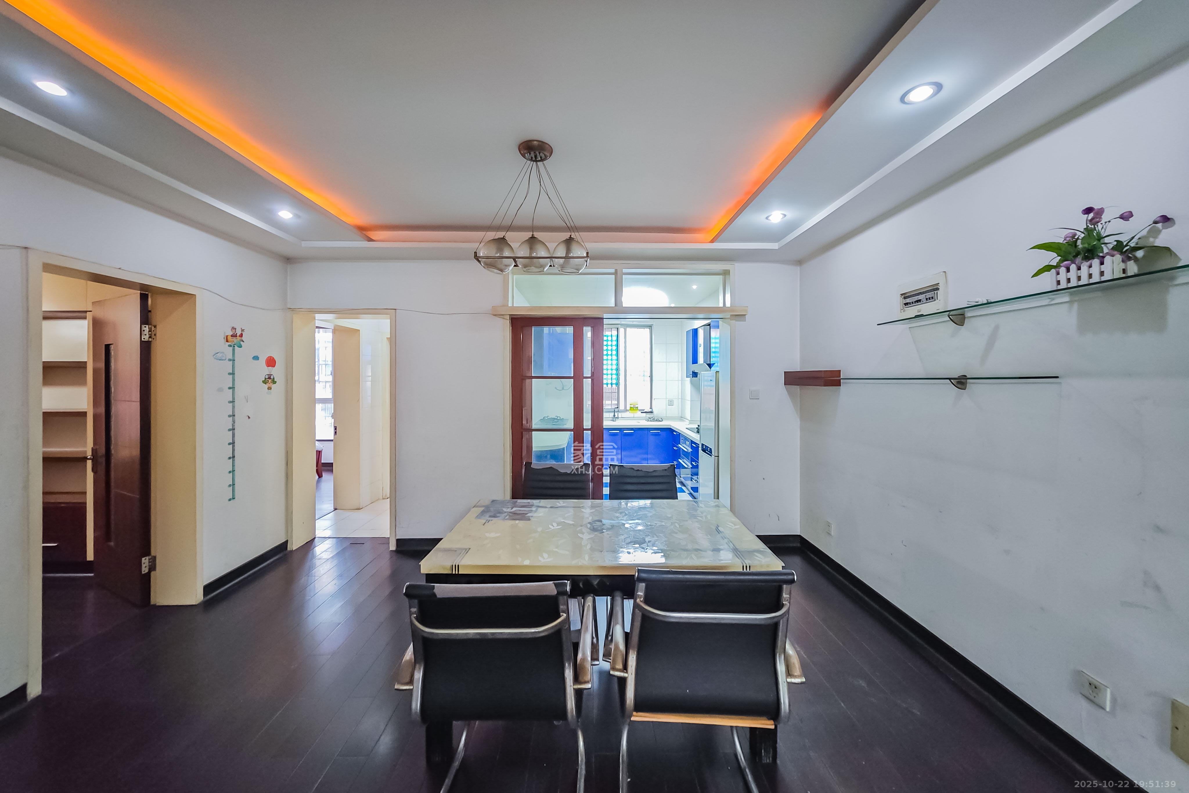 新星小区  3室2厅2卫    82.0万客厅