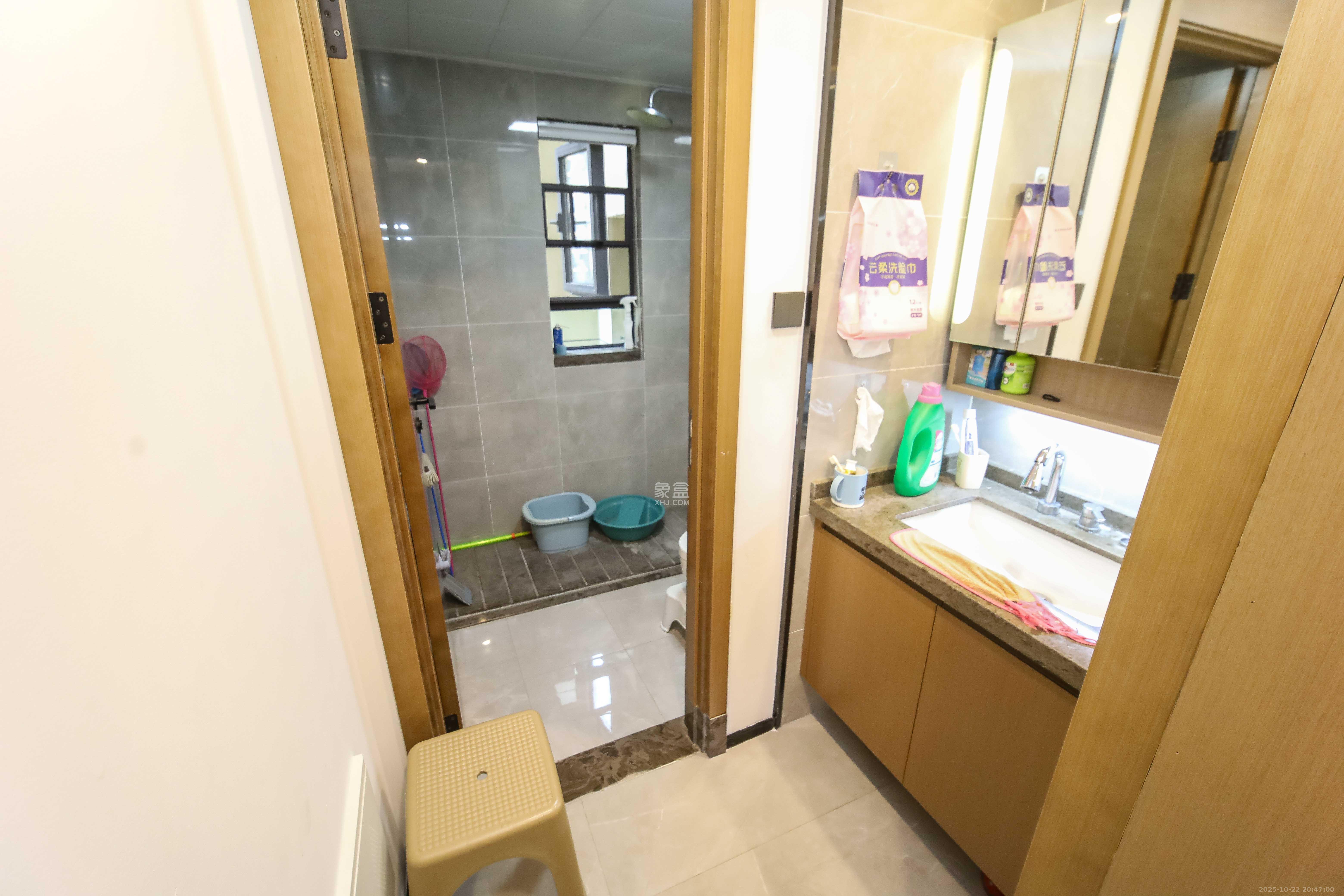 万科金域蓝湾  4室2厅2卫    198.0万卫生间