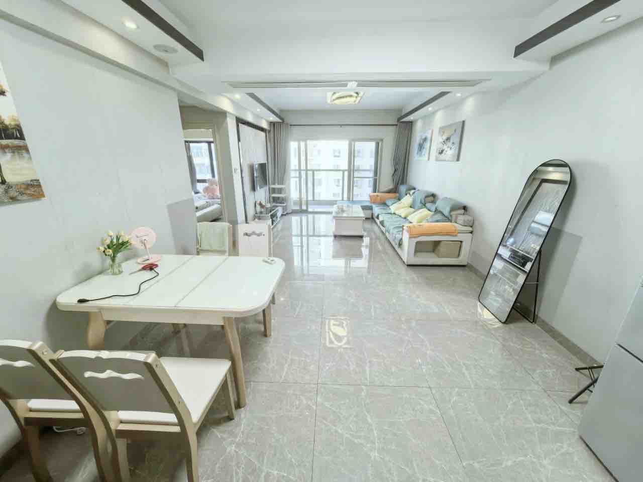 国贸城市花园  1室1厅1卫    95.0万客厅