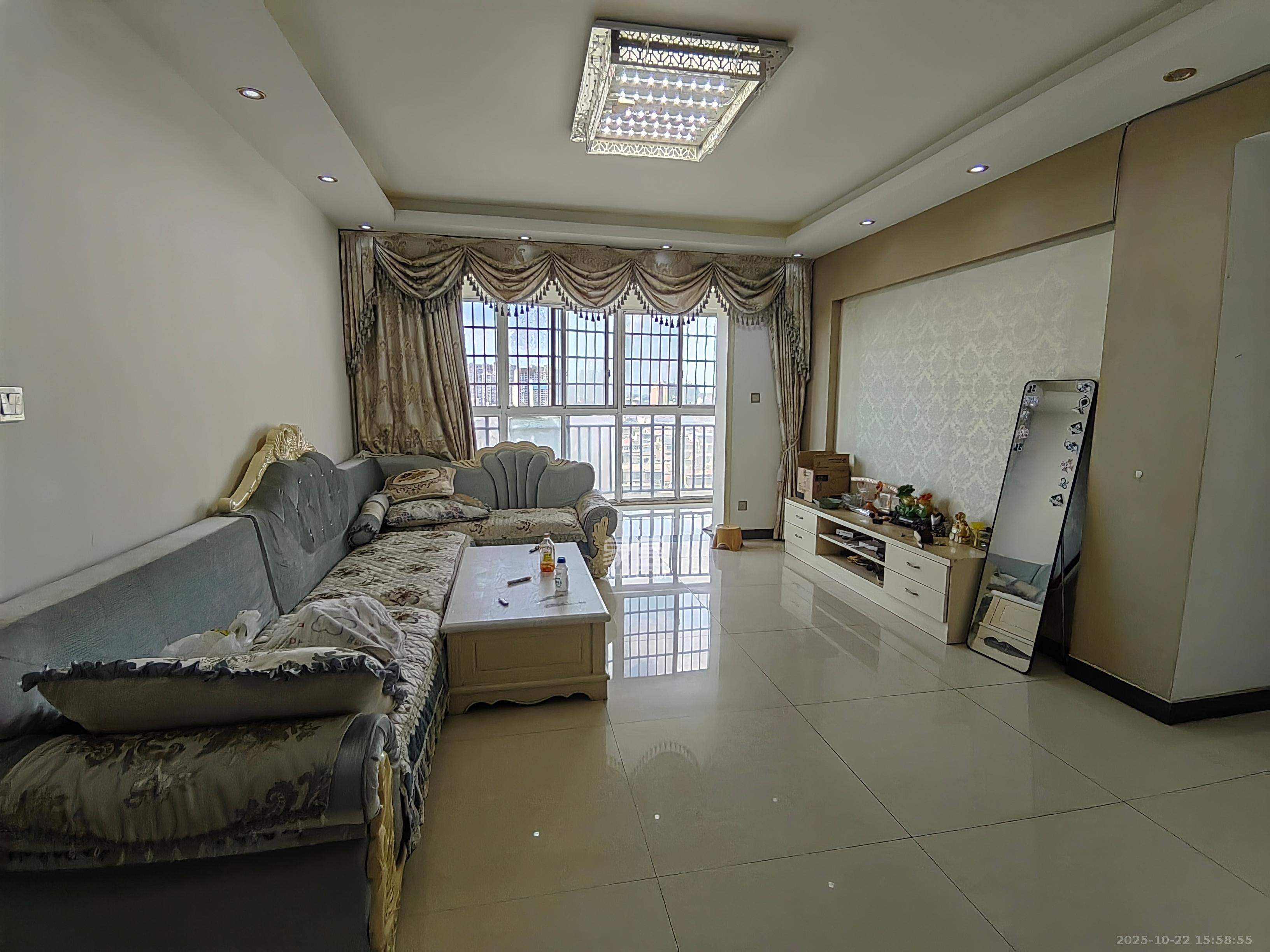 世景华庭  3室2厅2卫    1700.0元/月 世景华庭  3室2厅2卫    1700.0元/月室内图