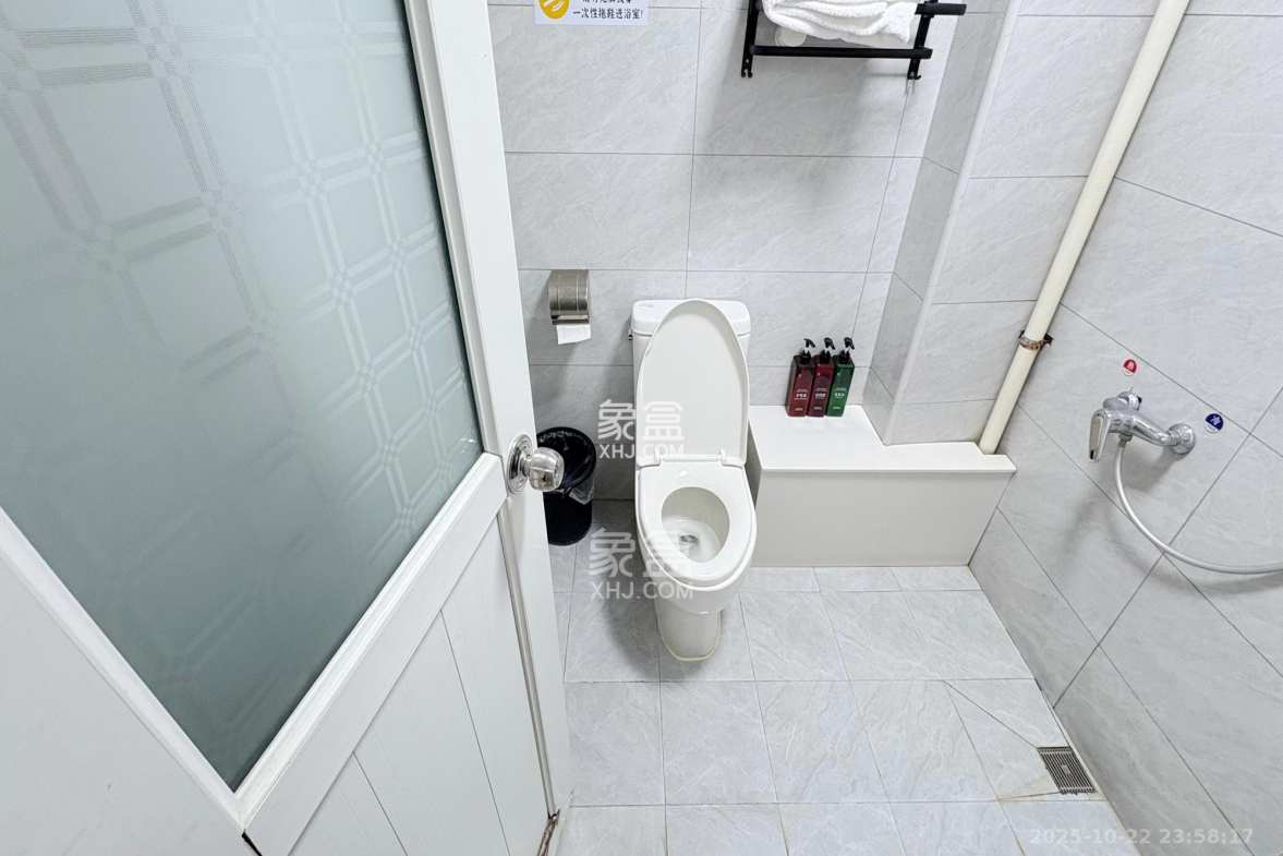 七彩丽都 1室1厅1卫 35.0万 七彩丽都 1室1厅1卫 35.0万卫生间