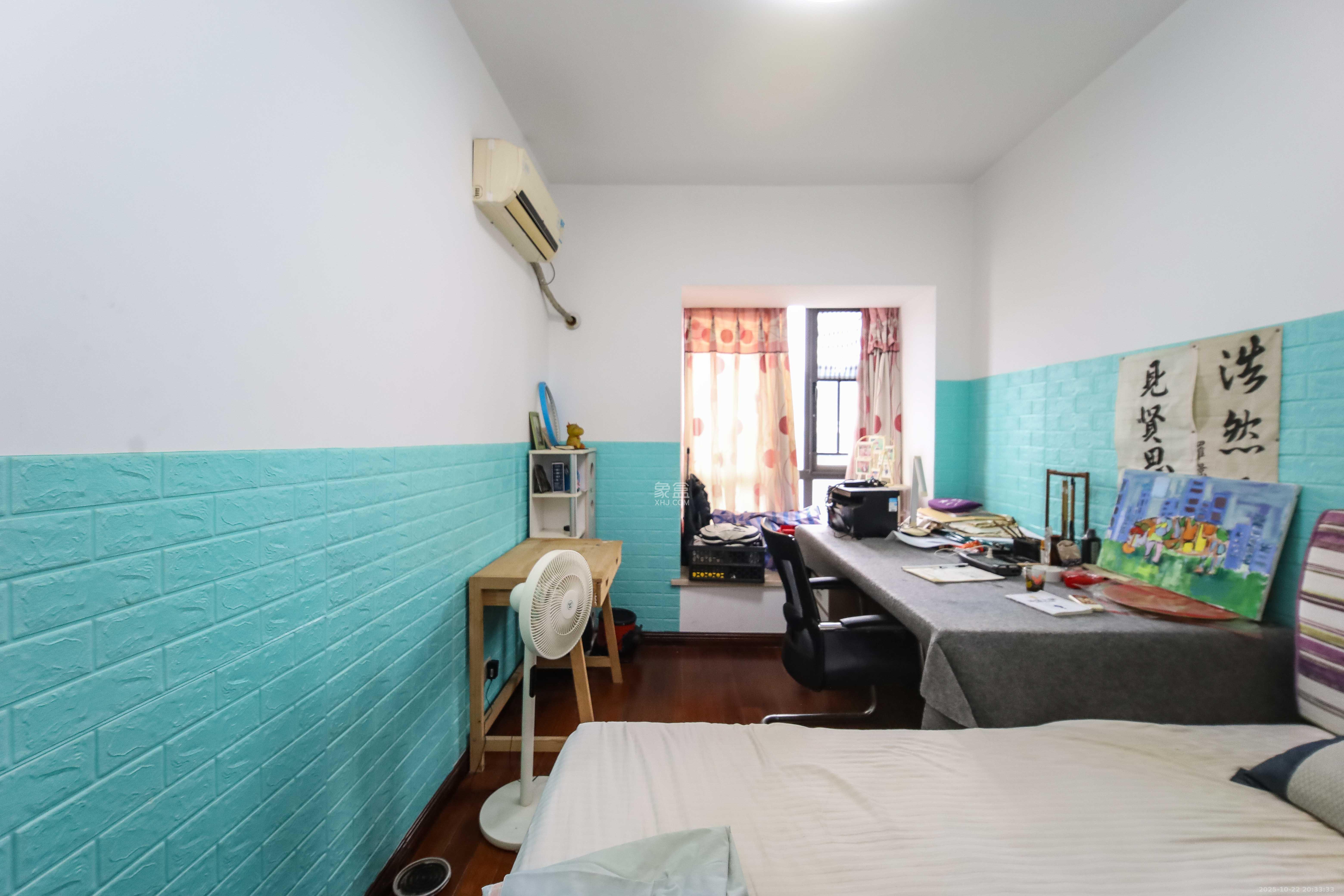 西街花园  4室2厅2卫    220.0万卧室