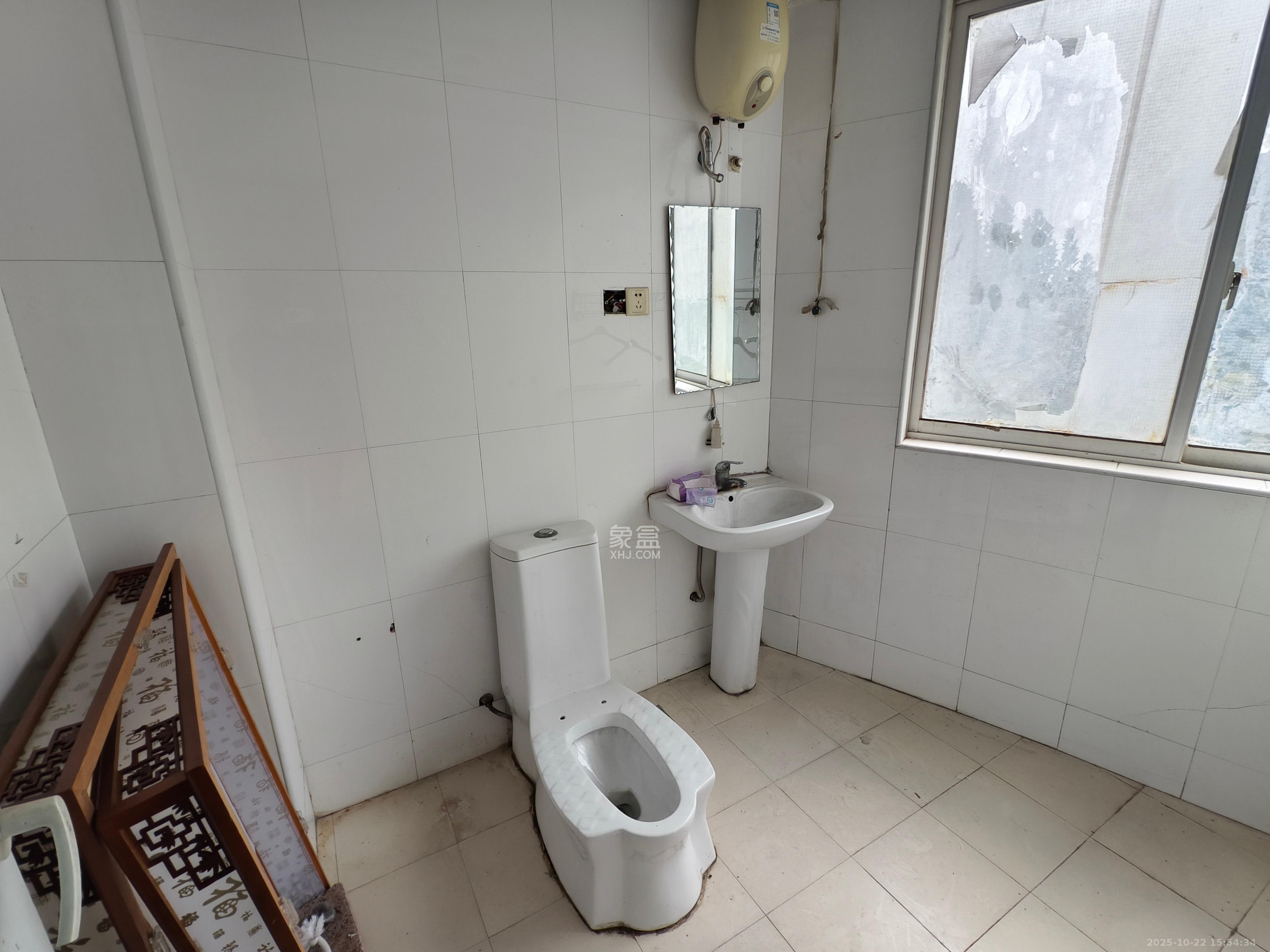 麓山才苑 4室2厅2卫 2200.0元/月 麓山才苑 4室2厅2卫 2200.0元/月室内图