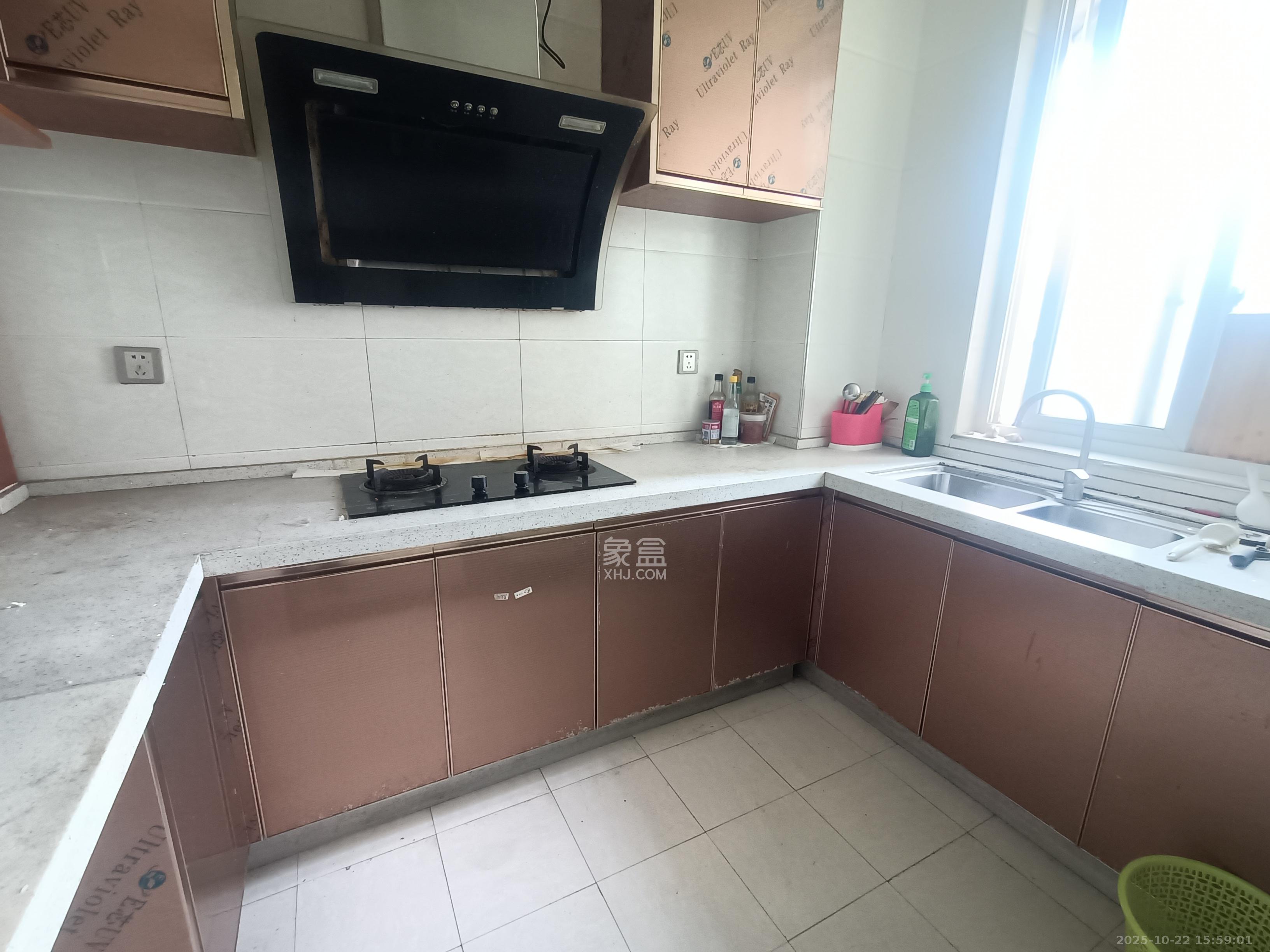 世景华庭  3室2厅2卫    1700.0元/月室内图