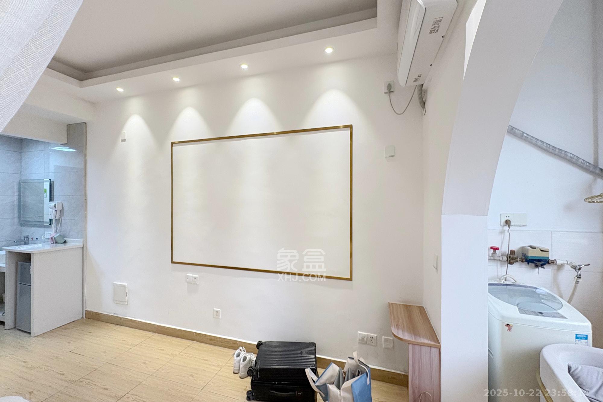 七彩丽都  1室1厅1卫    35.0万客厅