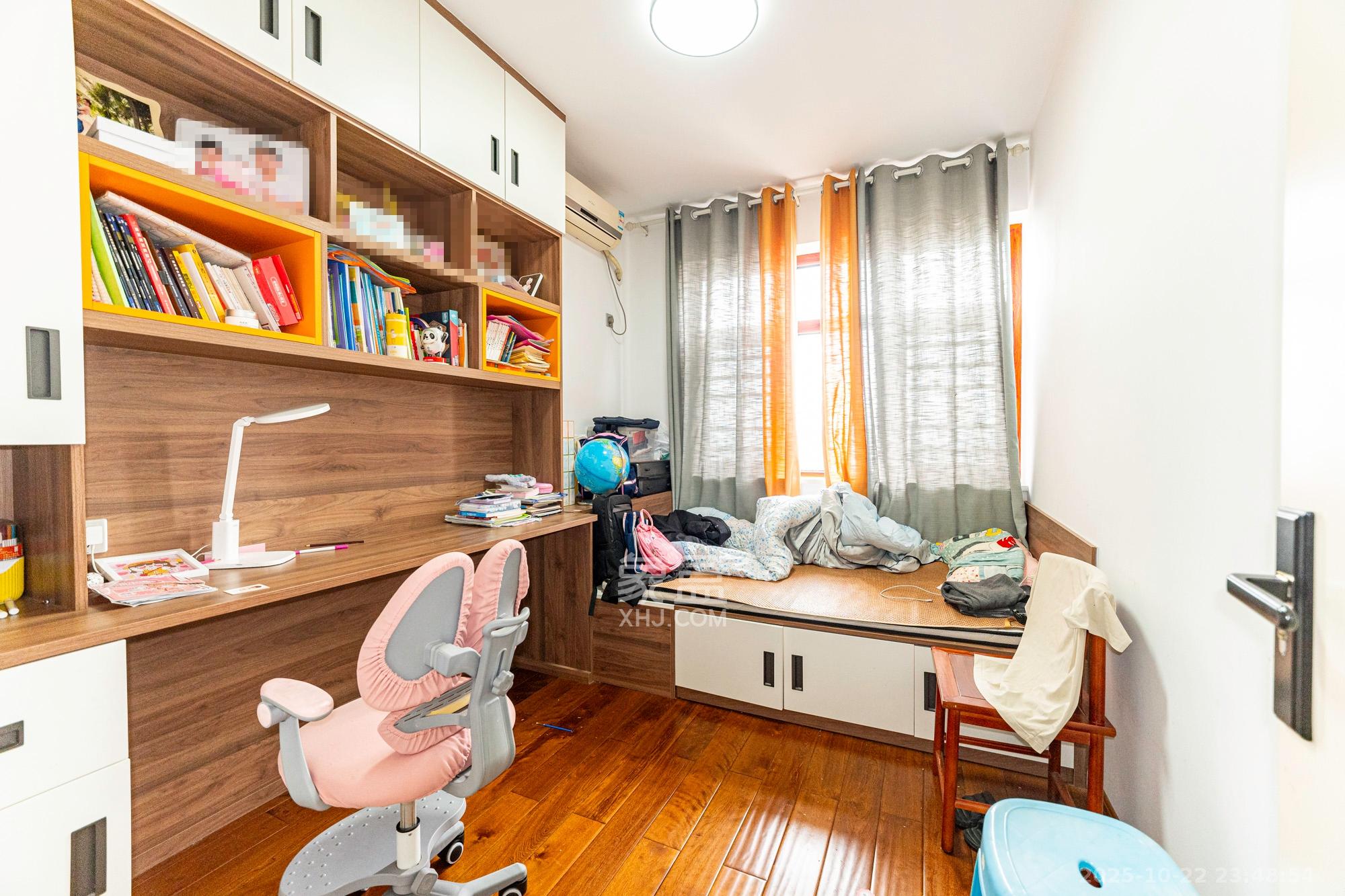 未来漫城  4室2厅2卫    136.0万卧室