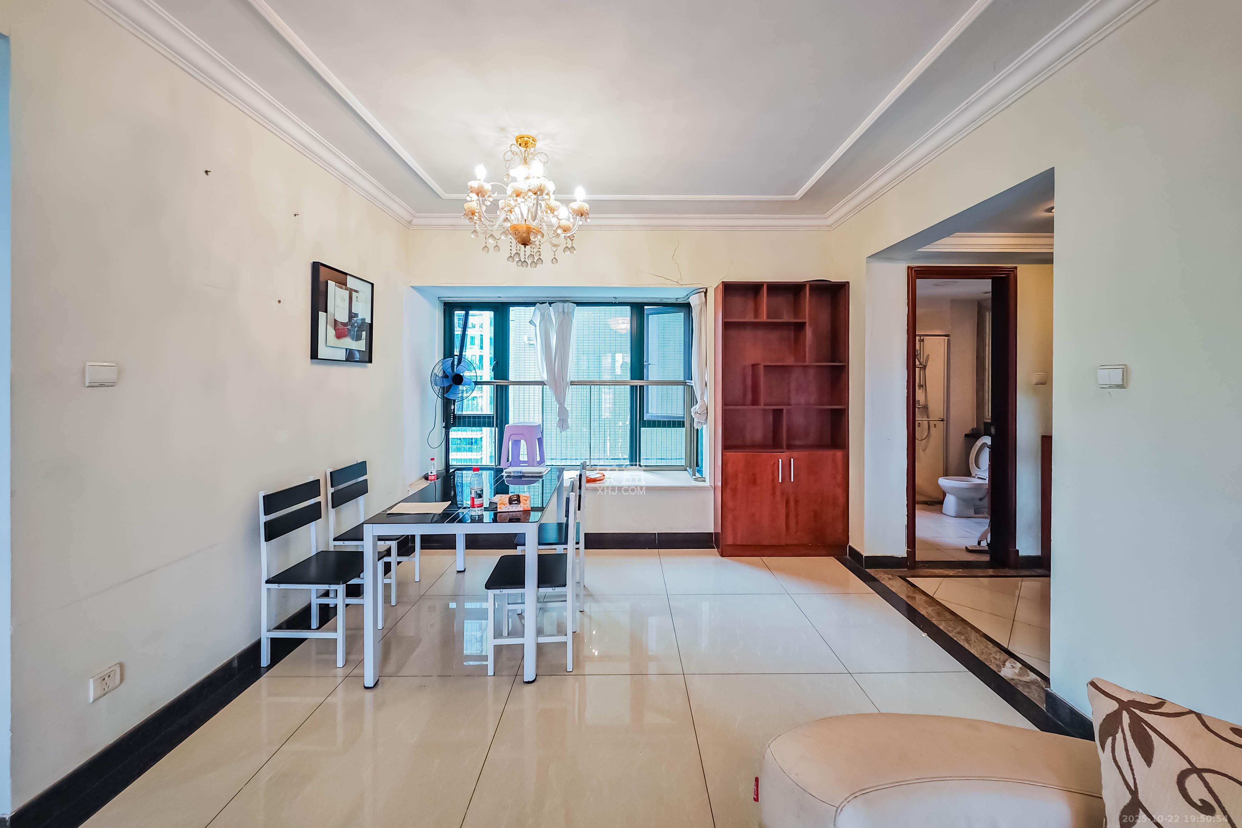 恒大绿洲  3室2厅2卫    108.0万客厅