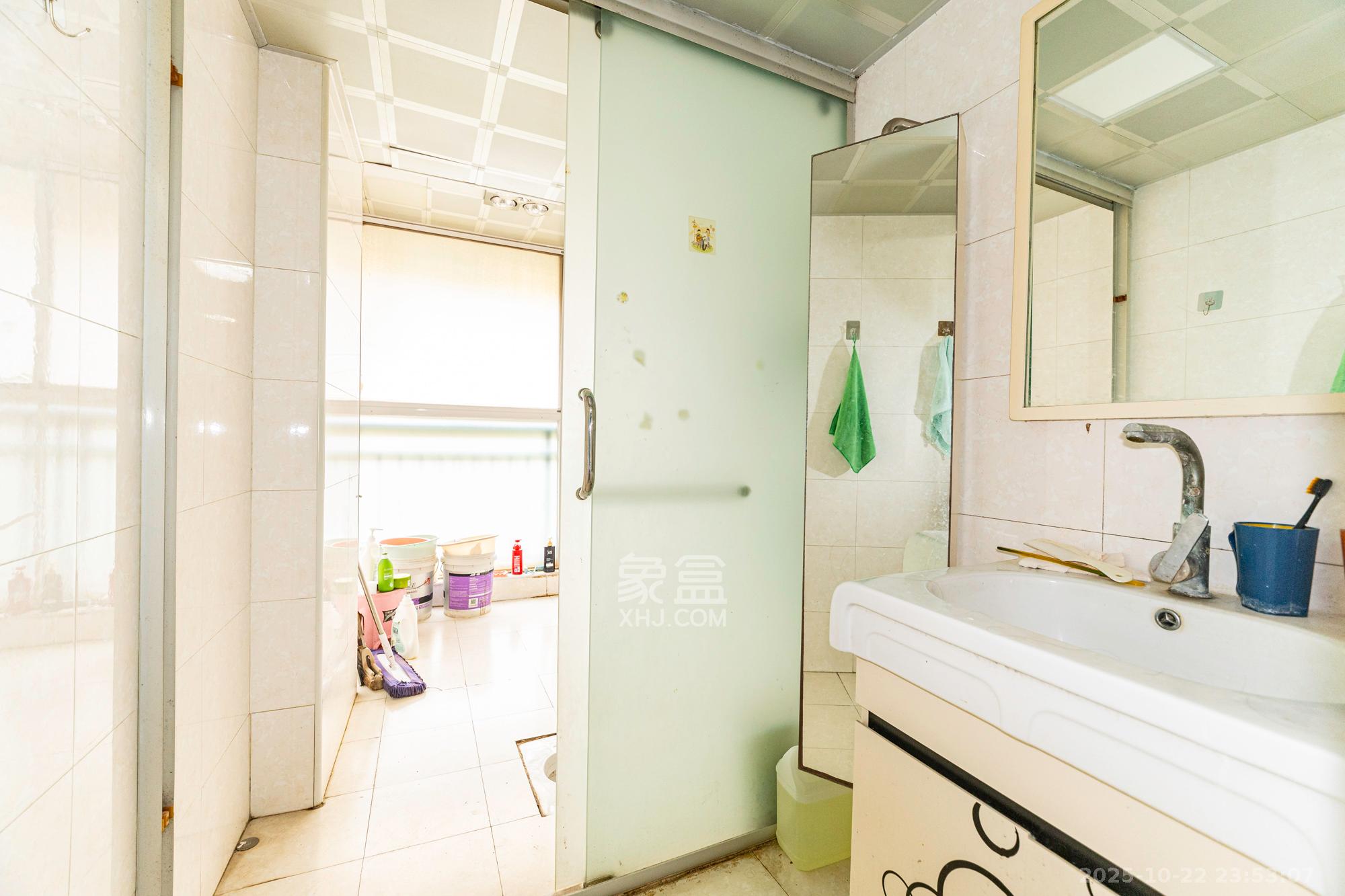 中南汽车世界  2室2厅1卫    30.0万卫生间