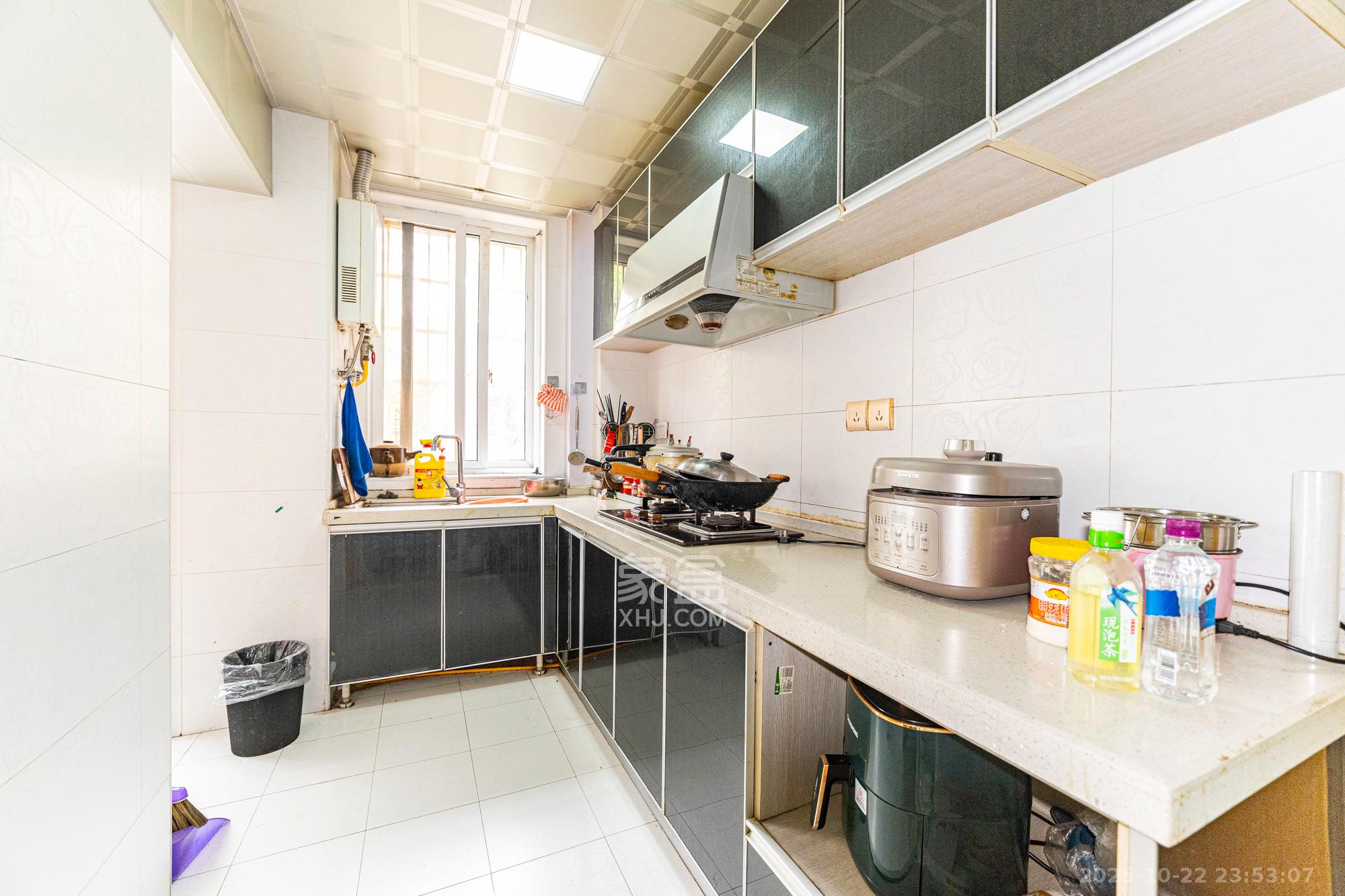 中南汽车世界 2室2厅1卫 30.0万 中南汽车世界 2室2厅1卫 30.0万厨房