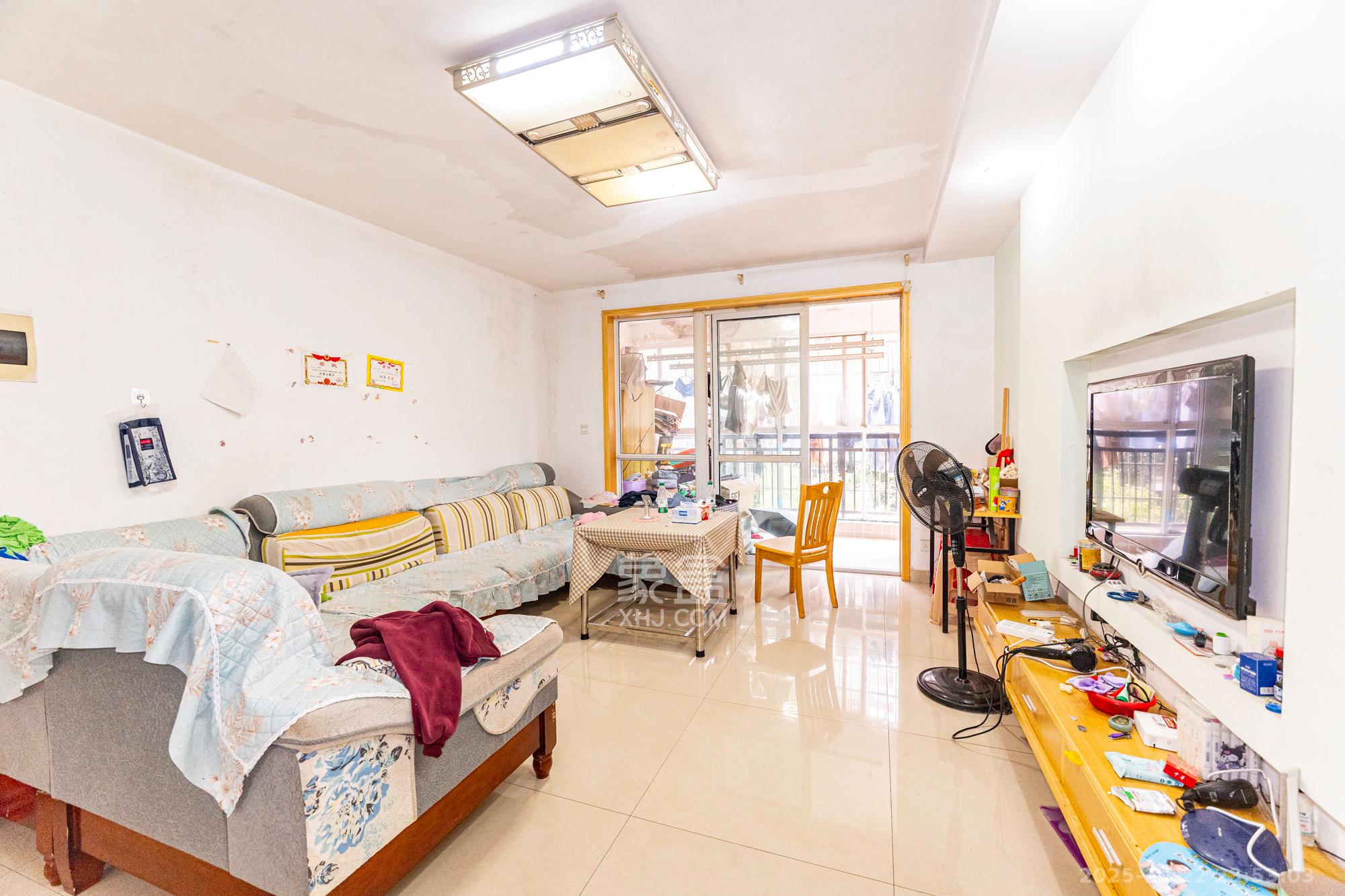 中南汽车世界 2室2厅1卫 30.0万 中南汽车世界 2室2厅1卫 30.0万客厅