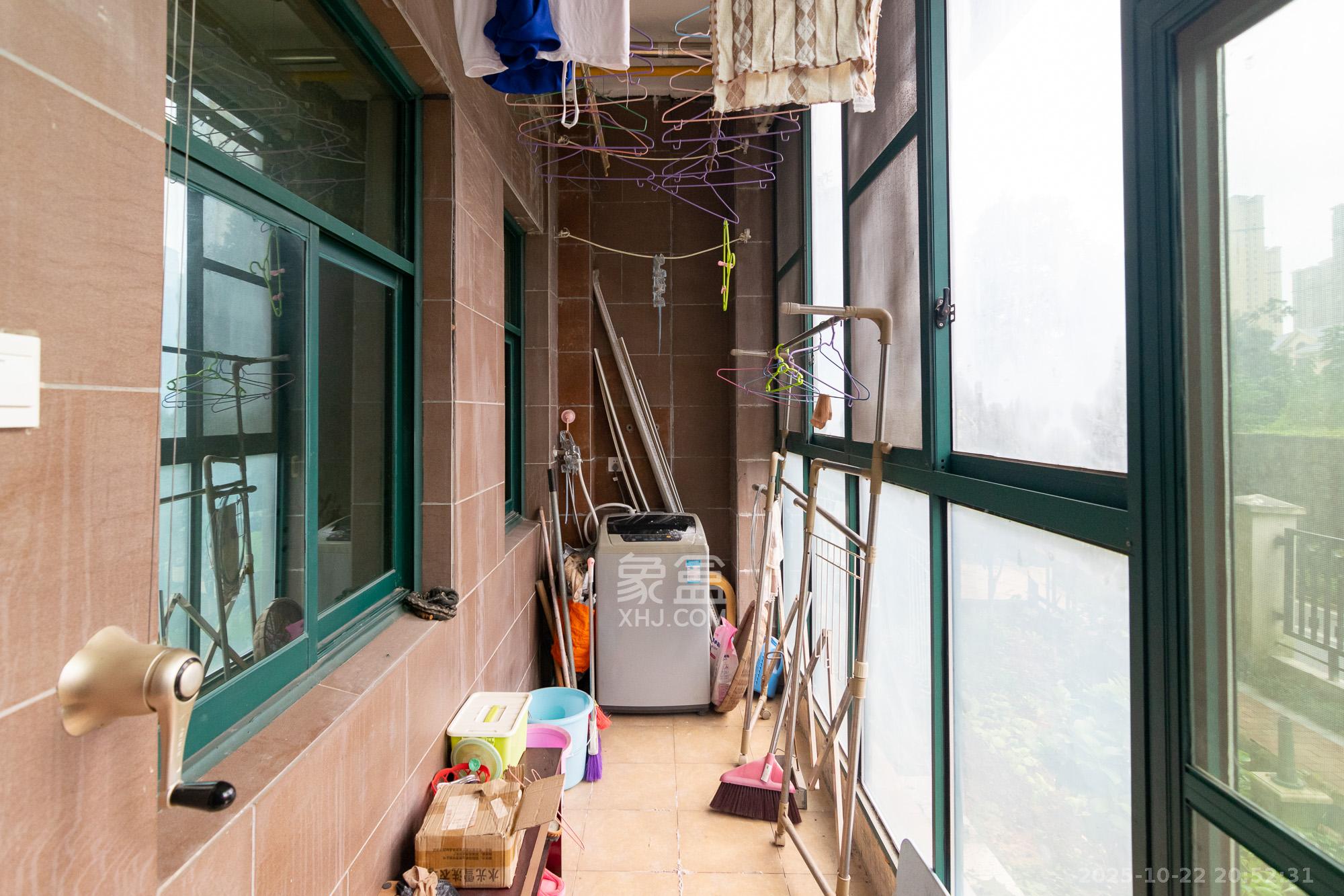 富基世纪公园  3室2厅2卫    65.0万阳台