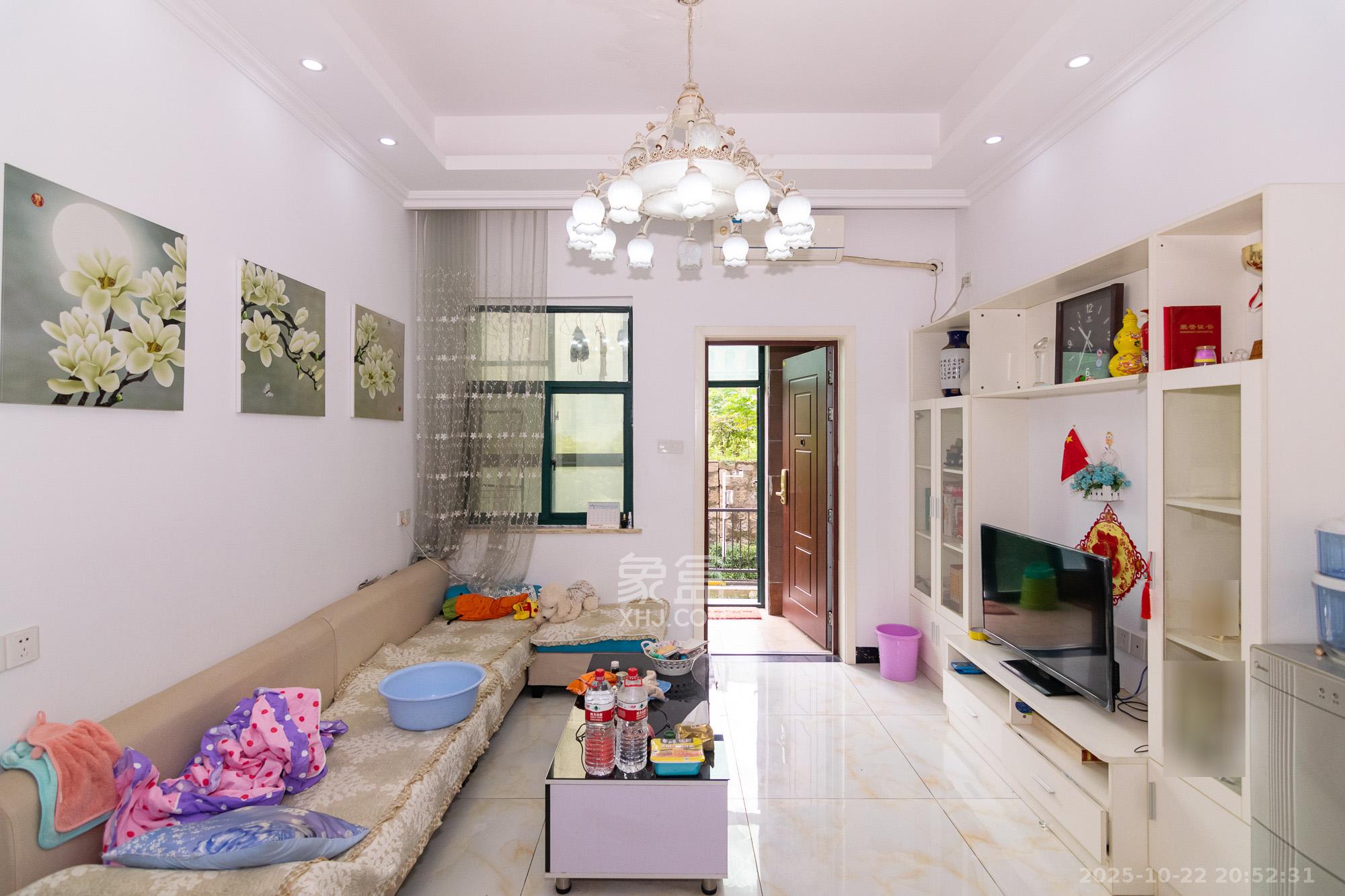 富基世纪公园  3室2厅2卫    65.0万客厅