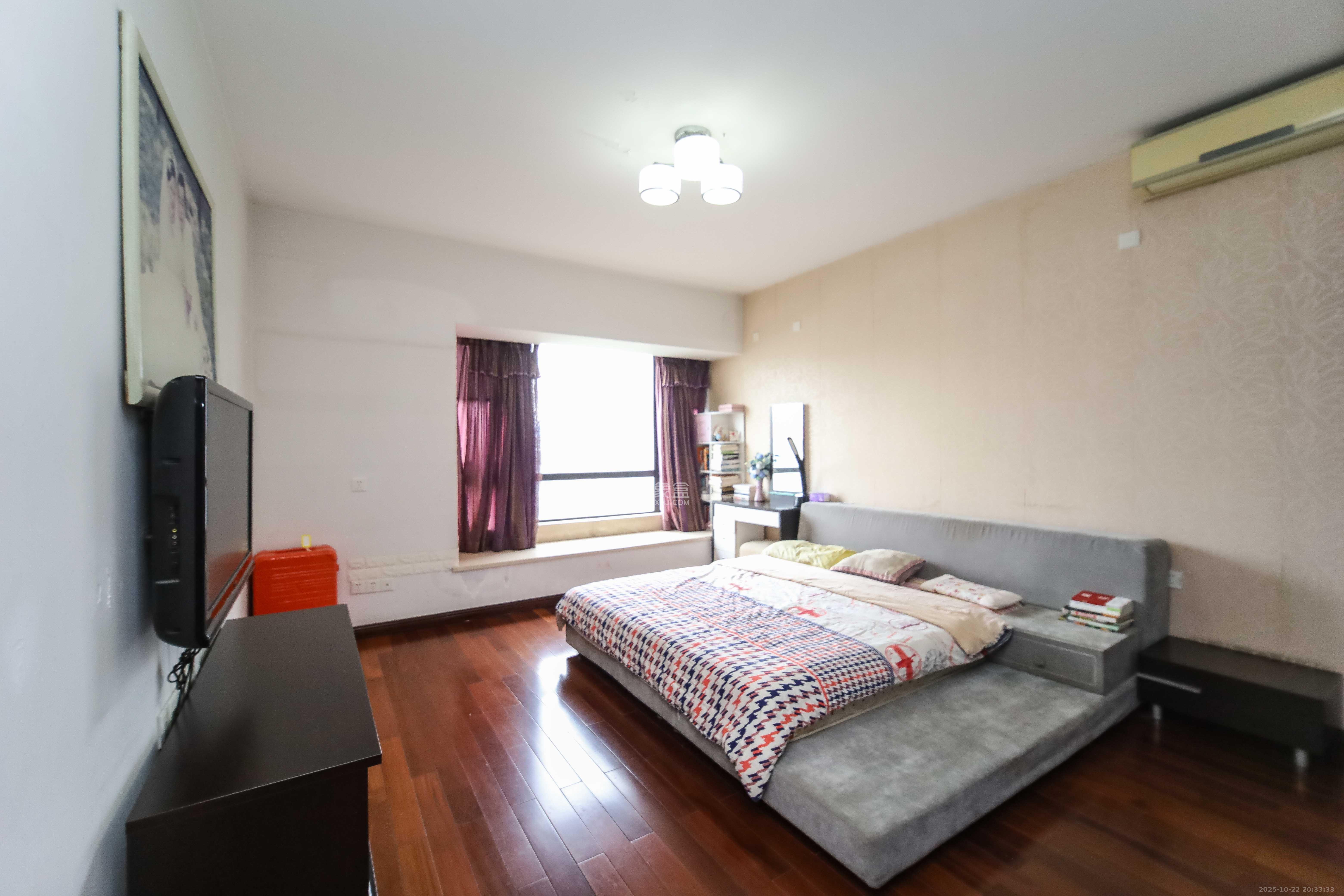 西街花园  4室2厅2卫    220.0万卧室