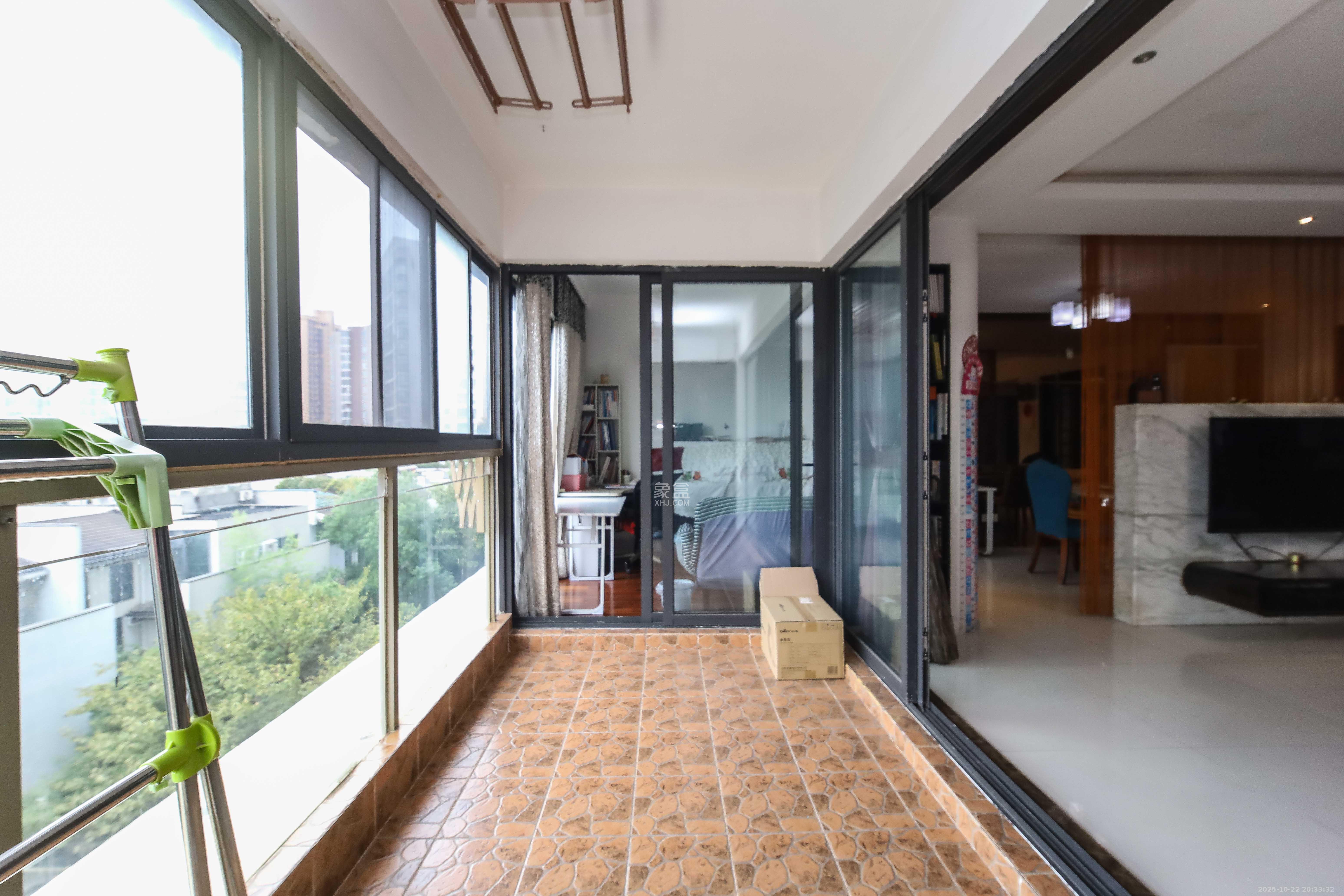 西街花园  4室2厅2卫    220.0万阳台