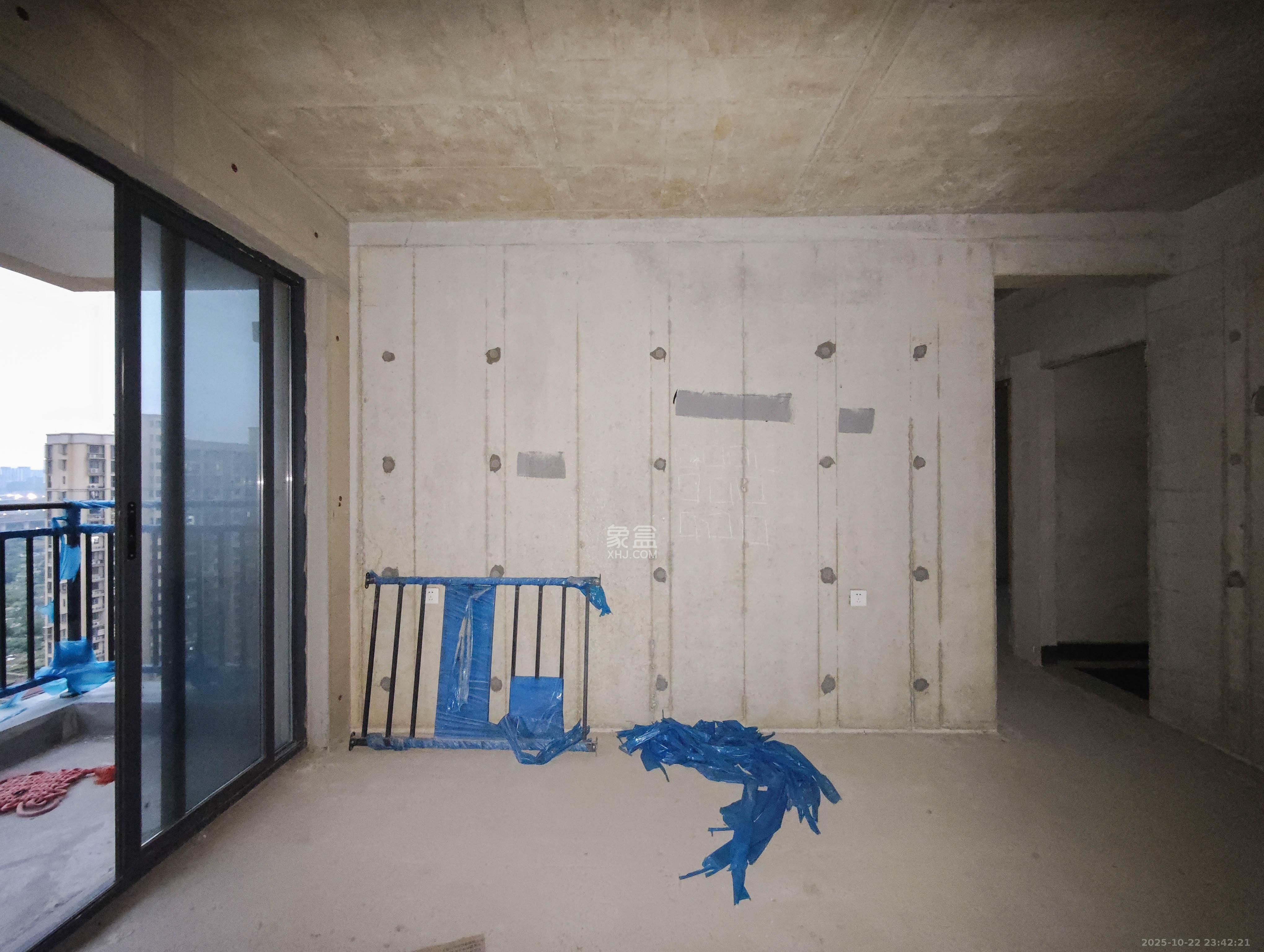 伊景园滨河苑 3室2厅2卫 75.0万 伊景园滨河苑 3室2厅2卫 75.0万客厅