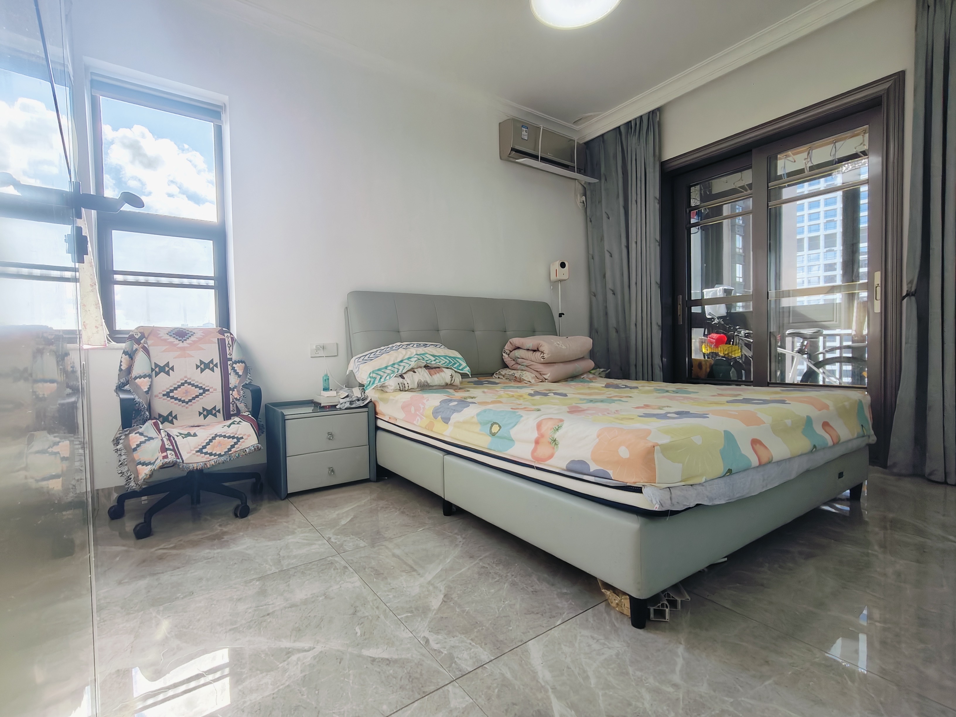 国贸城市花园  1室1厅1卫    95.0万客厅