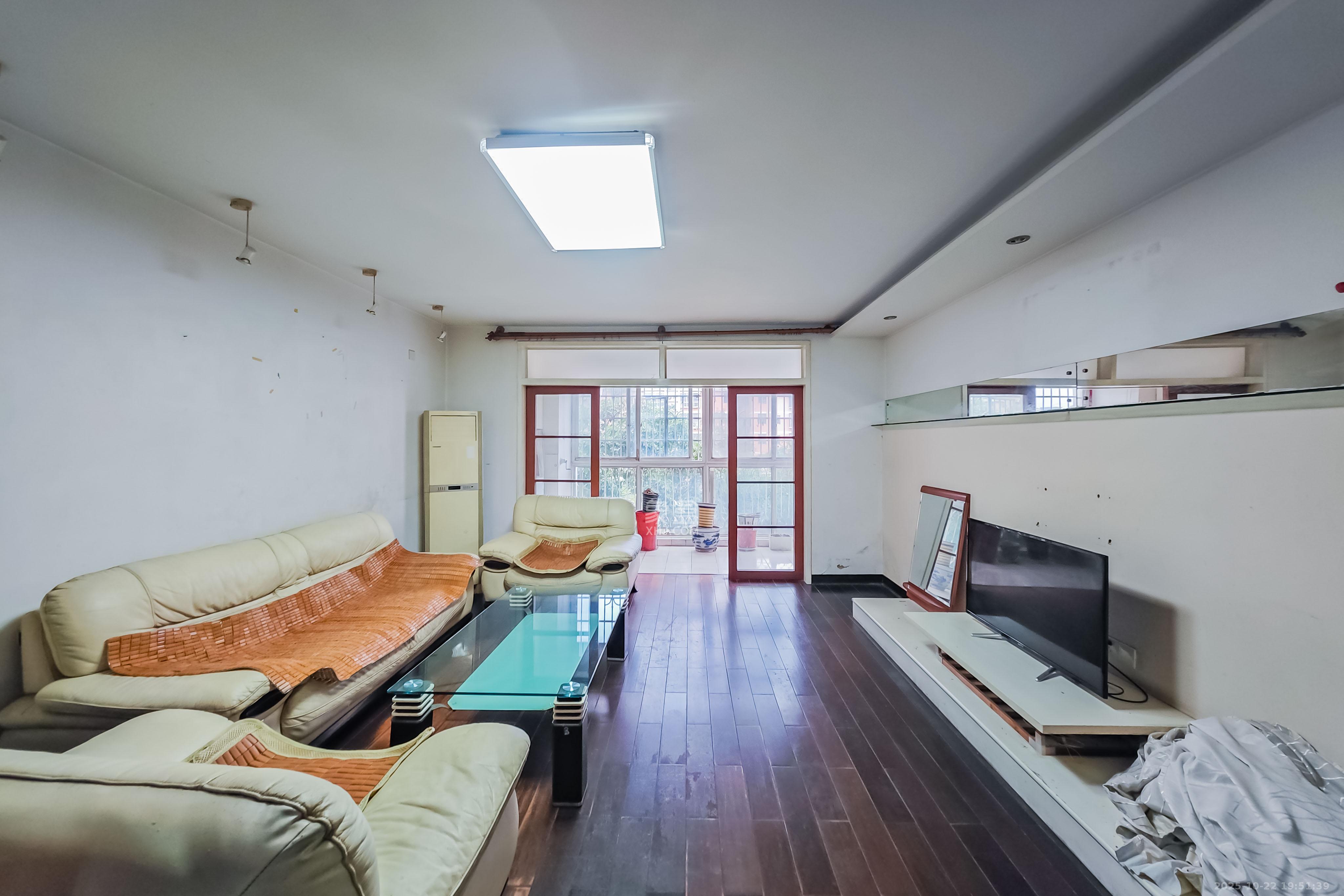 新星小区  3室2厅2卫    82.0万客厅