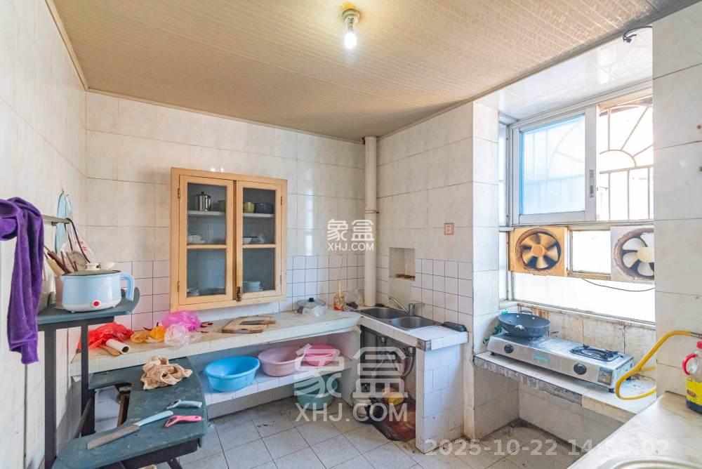 新奥燃气宿舍  3室2厅2卫    1800.0元/月 新奥燃气宿舍  3室2厅2卫    1800.0元/月室内图