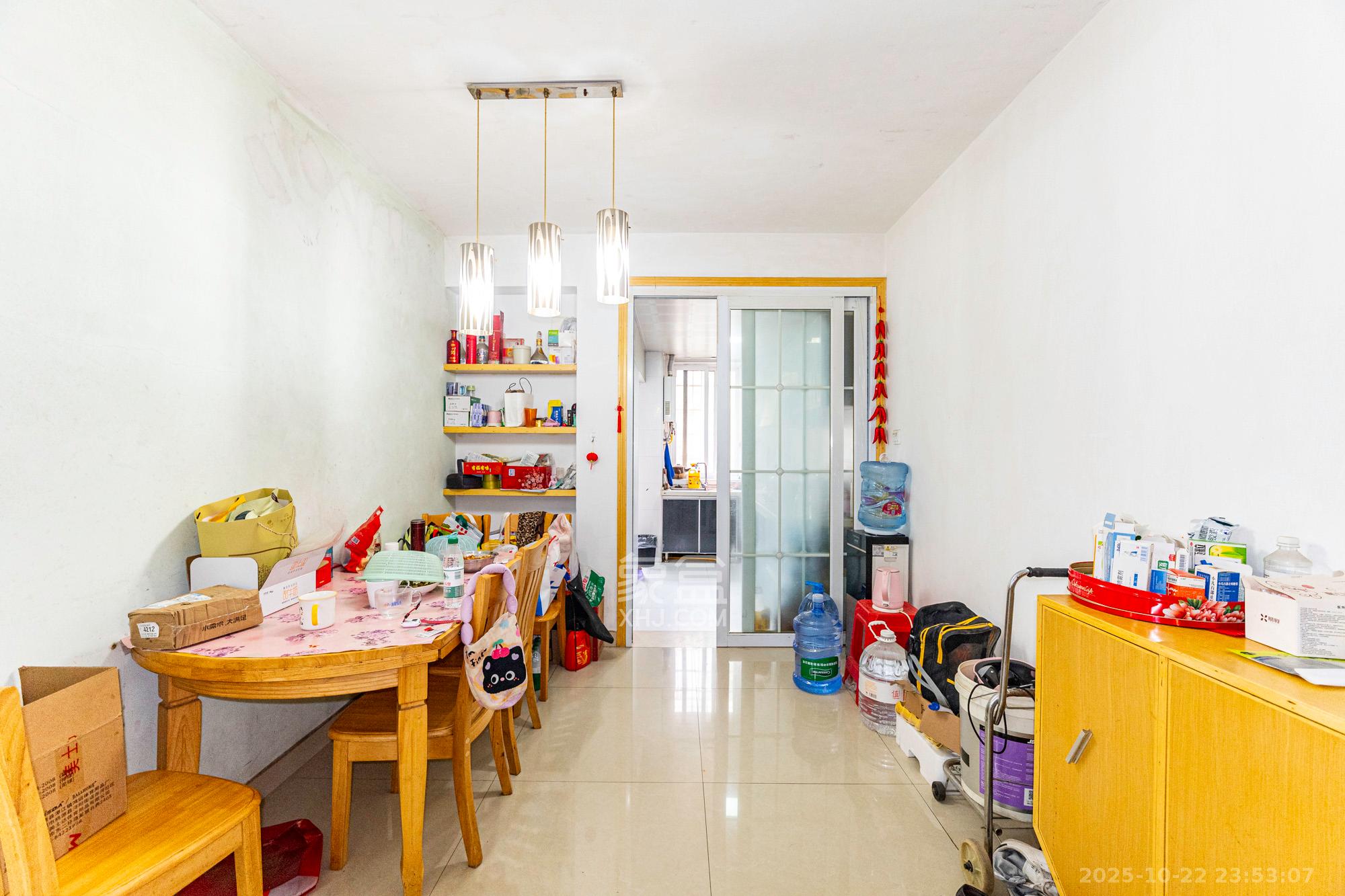 中南汽车世界  2室2厅1卫    30.0万客厅