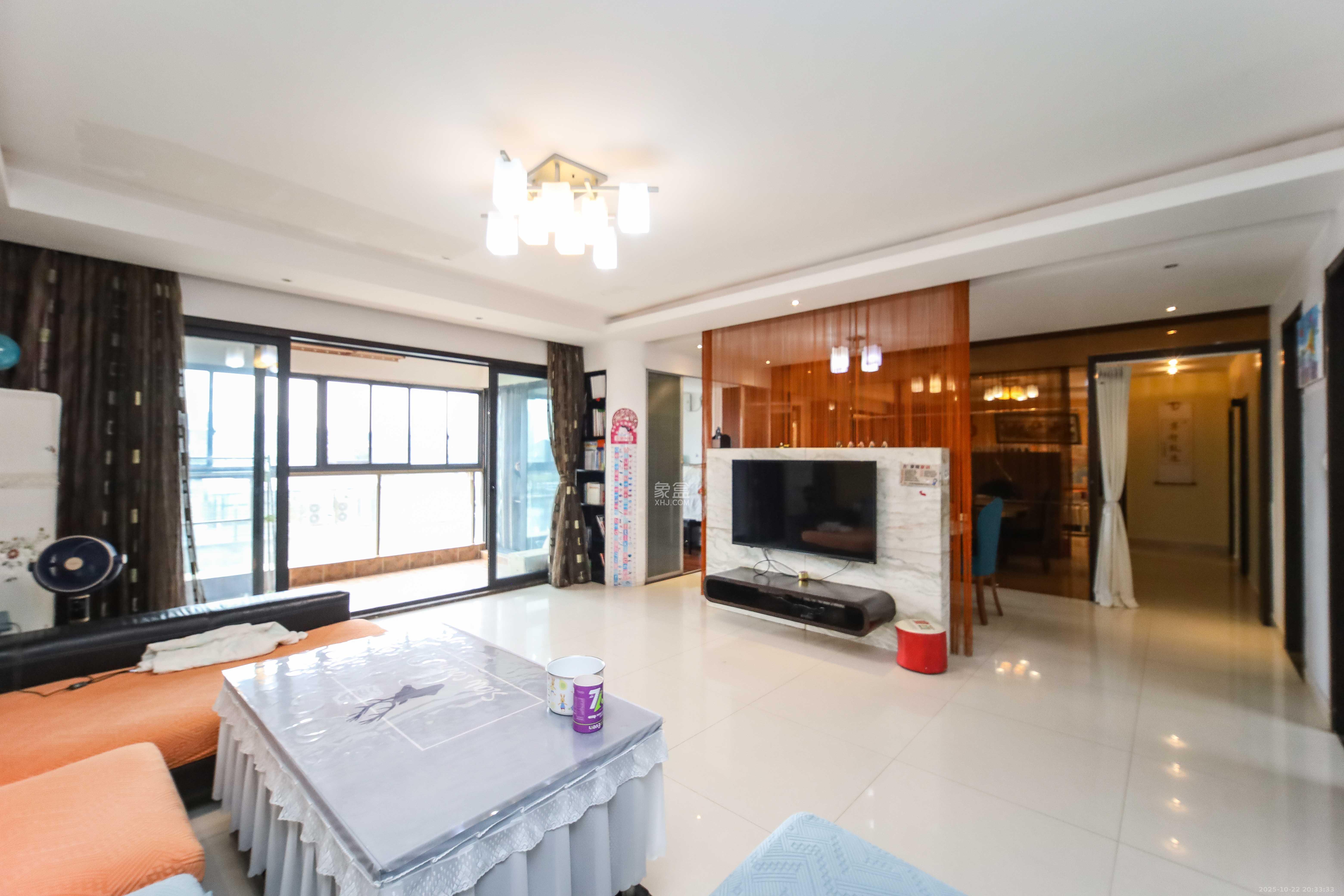 西街花园  4室2厅2卫    220.0万 西街花园  4室2厅2卫    220.0万客厅