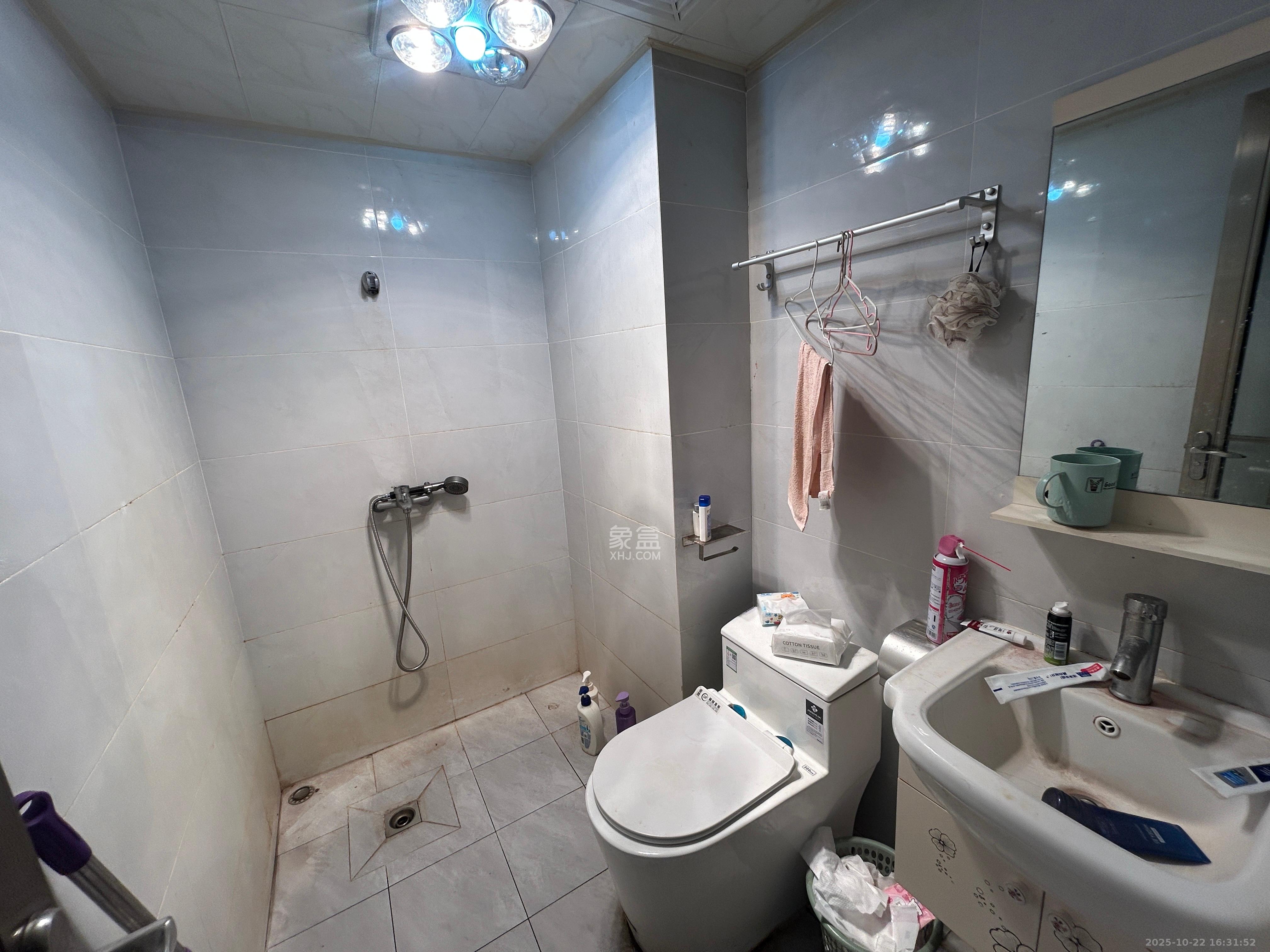 东盈商业广场(华泉城市广场)  2室1厅1卫    2600.0元/月 东盈商业广场(华泉城市广场)  2室1厅1卫    2600.0元/月室内图