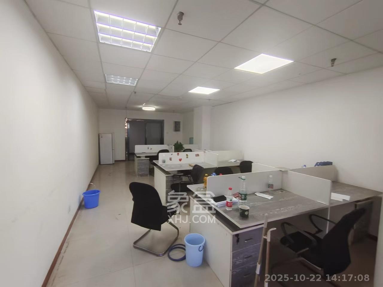 蓝色地标  1室1厅1卫    2700.0元/月 蓝色地标  1室1厅1卫    2700.0元/月室内图