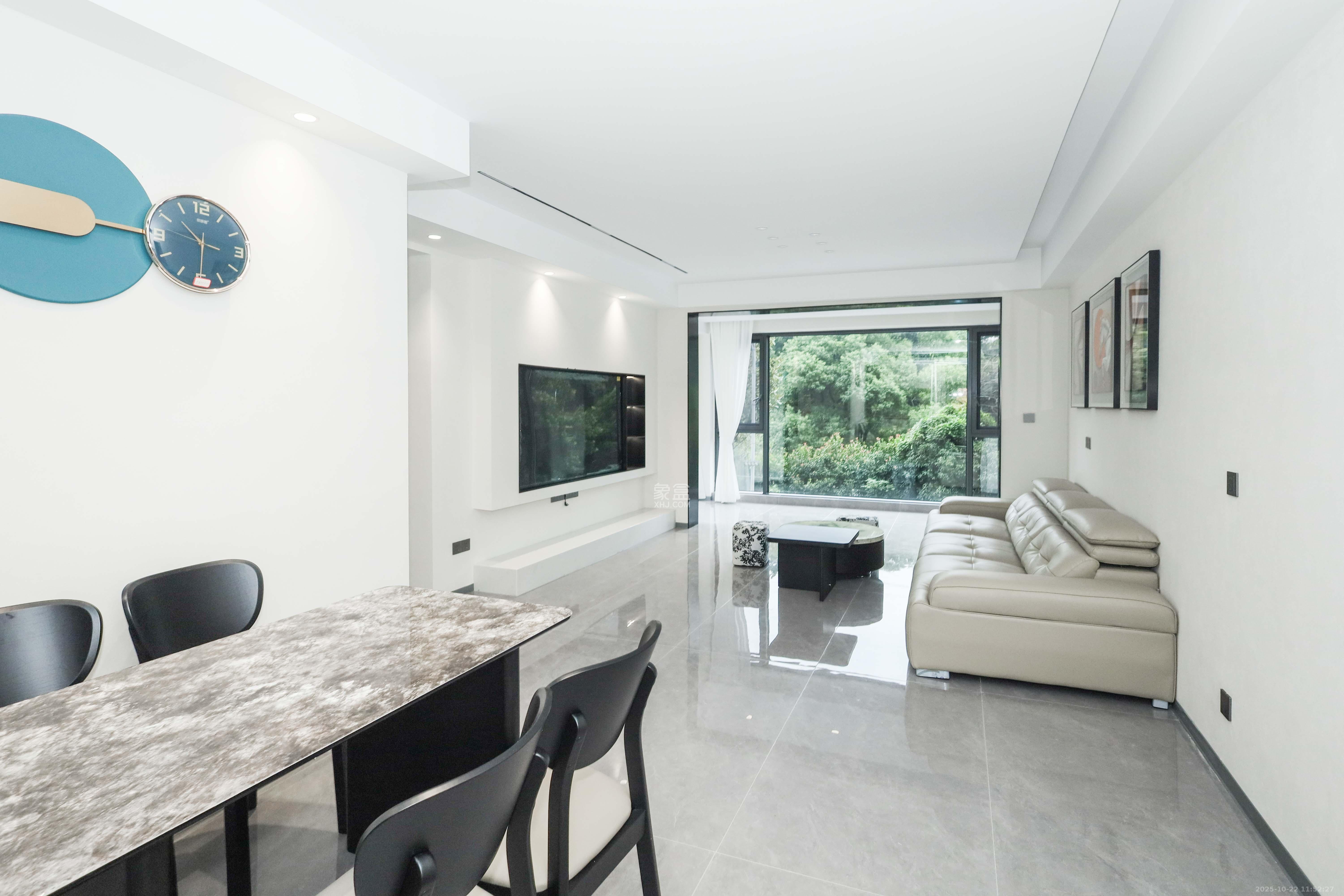 天元涉外景园C区  3室2厅2卫    105.8万客厅