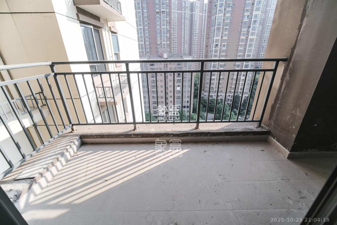 荣盛城 3室2厅2卫 84.8万 荣盛城 3室2厅2卫 84.8万阳台