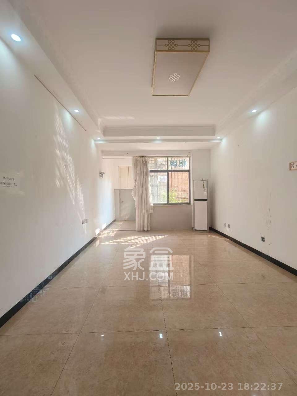 月亮湾草莓街区一、二期  4室2厅1卫    2400.0元/月室内图