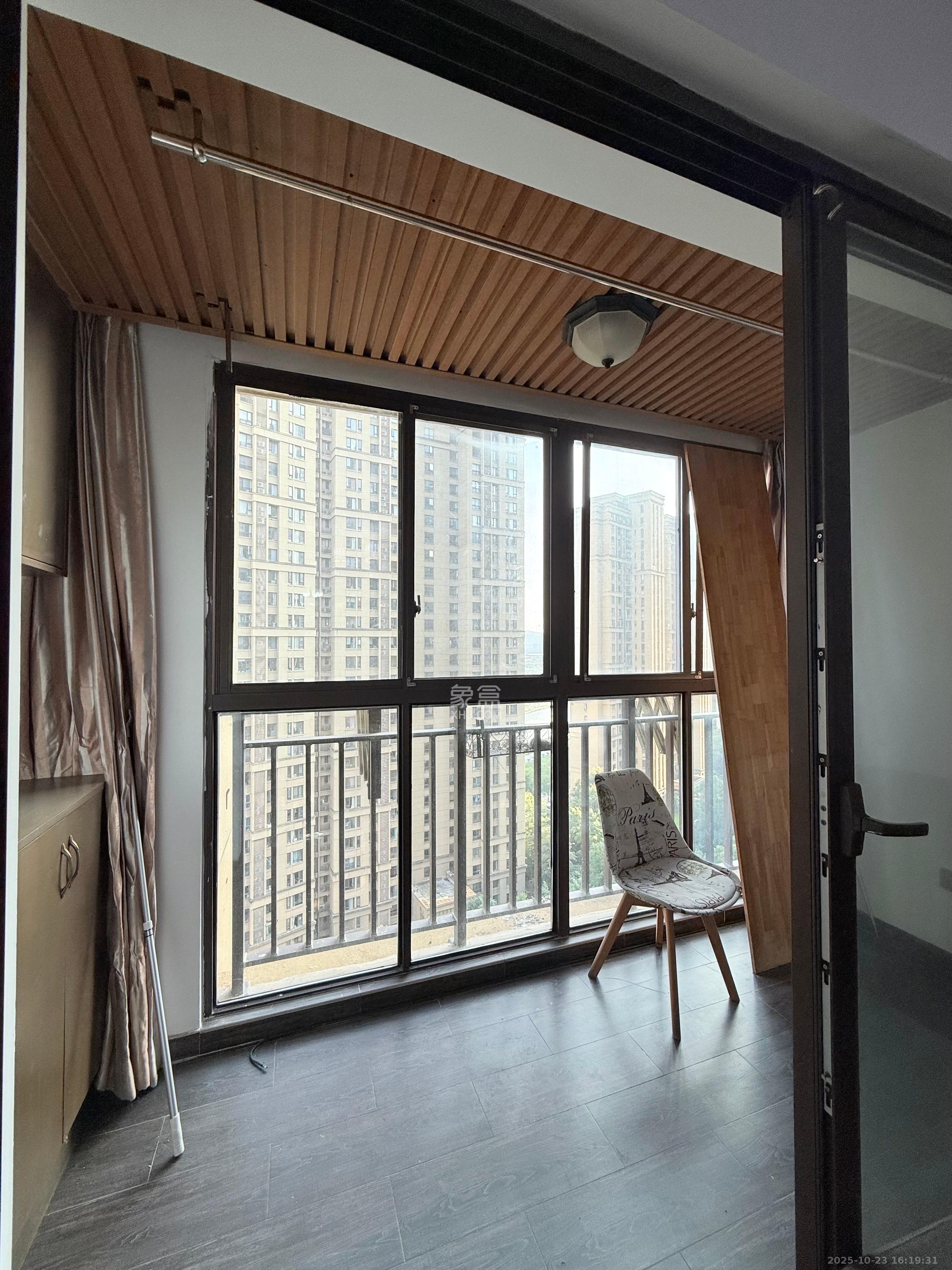 华润橡树湾 3室2厅2卫 2100.0元/月 华润橡树湾 3室2厅2卫 2100.0元/月室内图