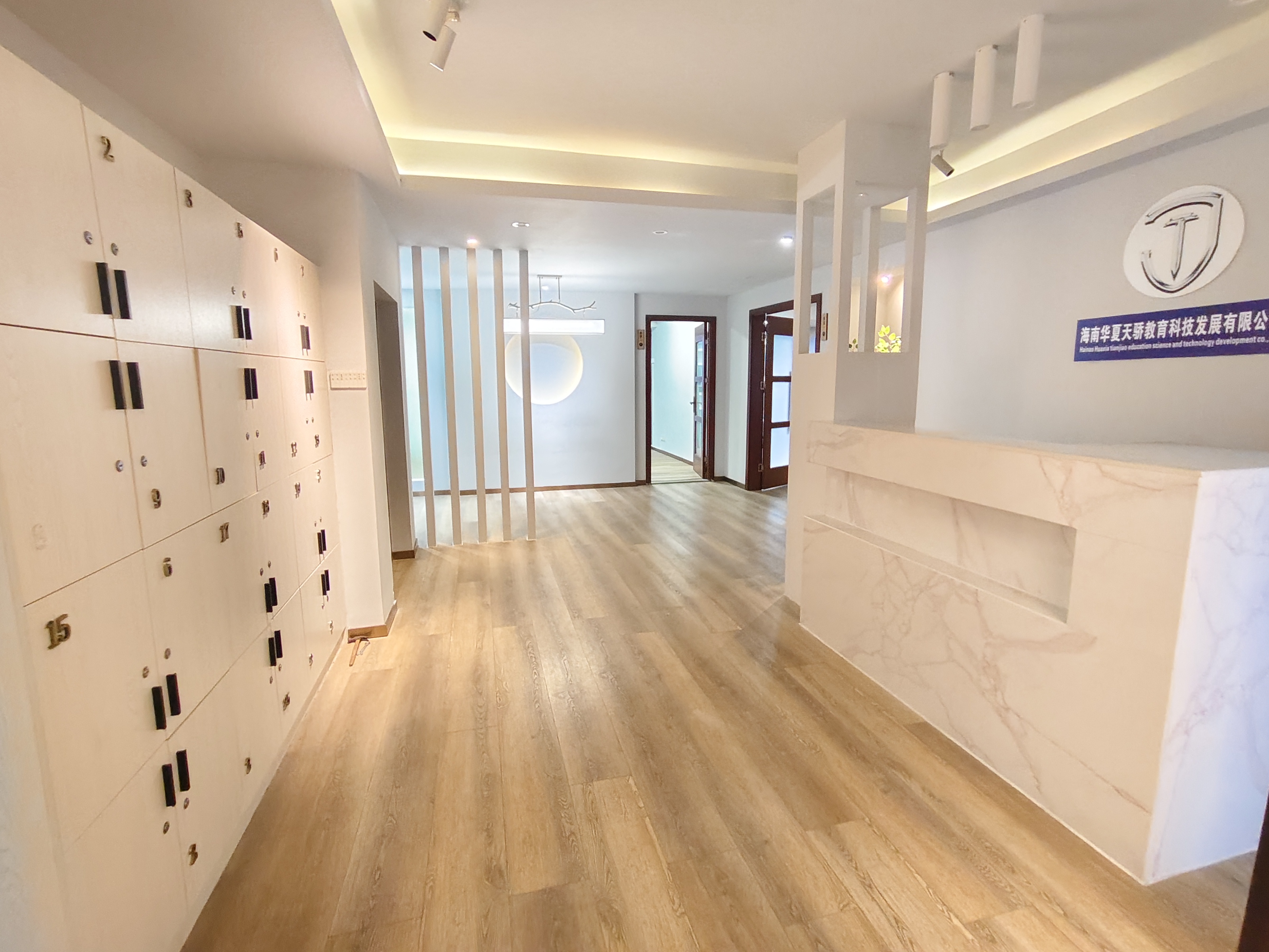 西岭华庭 4室2厅2卫 4200.0元/月 西岭华庭 4室2厅2卫 4200.0元/月室内图