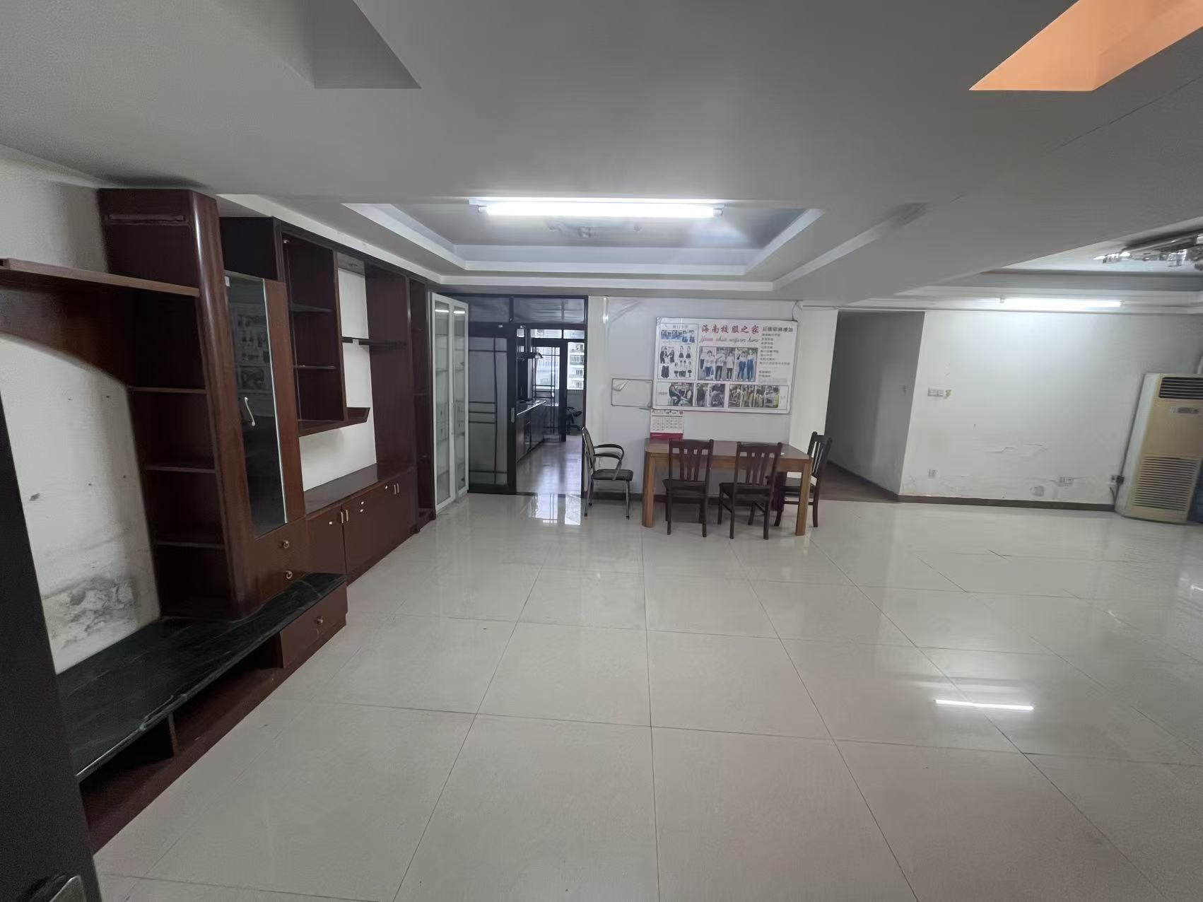 世贸中心  1室0厅0卫    3500.0元/月 世贸中心  1室0厅0卫    3500.0元/月室内图