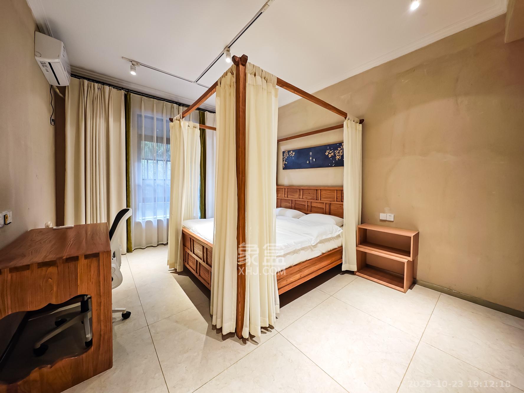 绿地海外滩一期  5室2厅3卫    380.0万卧室